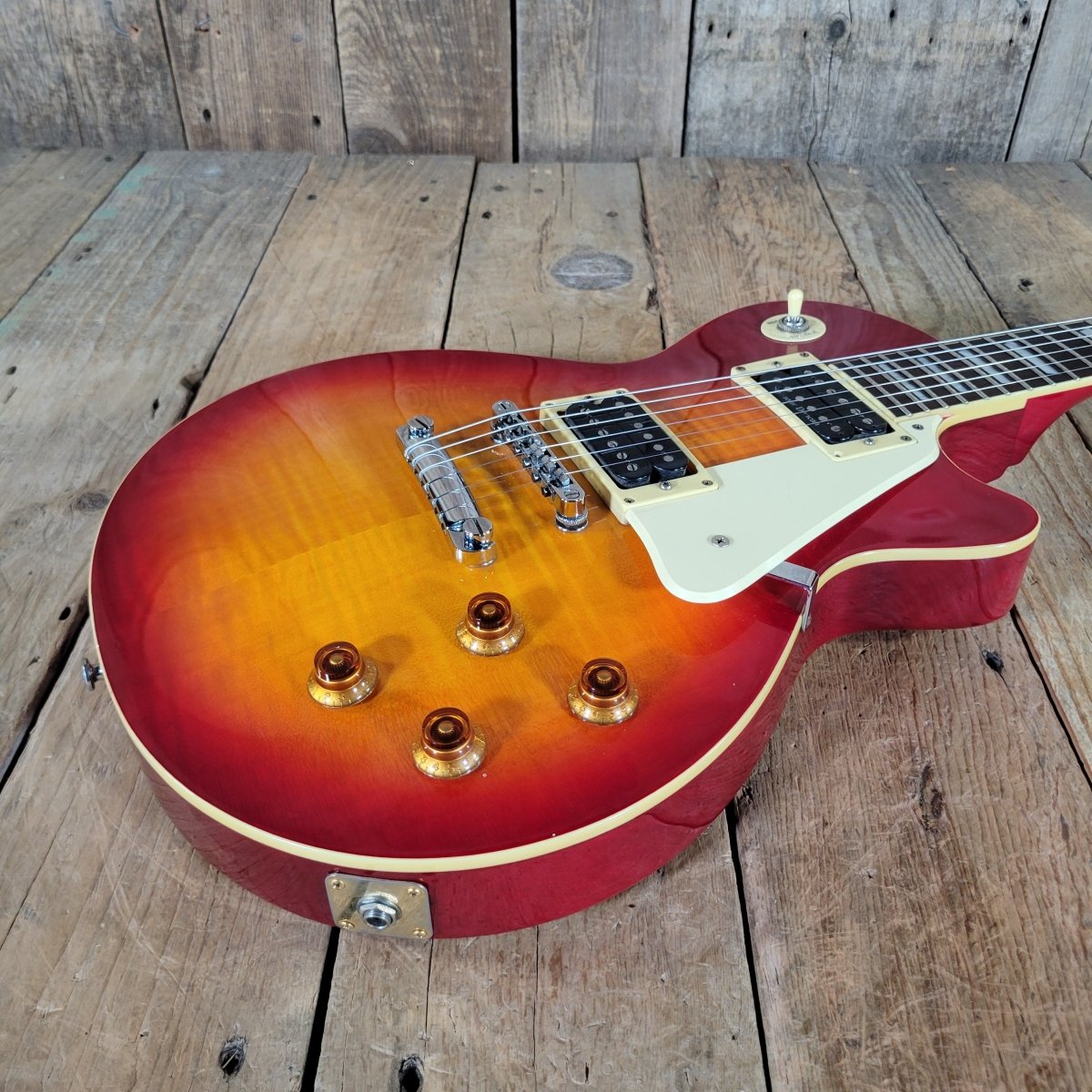 Agile AL - 2000 Les Paul Copy – Cherry Sunburst with Hard Case - Mahar's Vintage Guitars