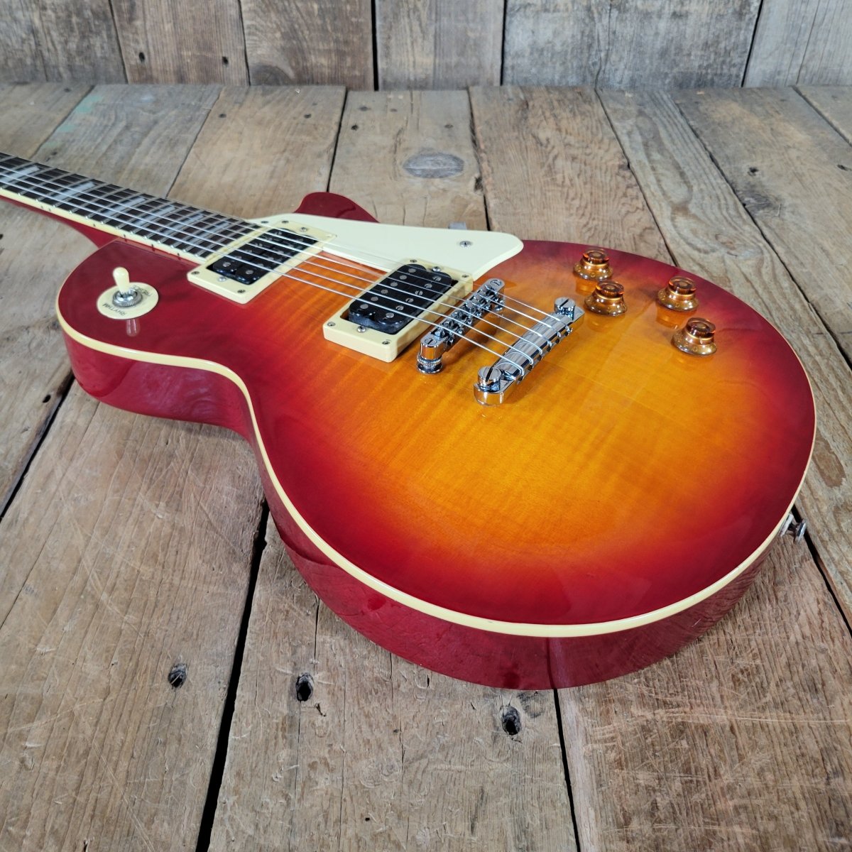 Agile AL - 2000 Les Paul Copy – Cherry Sunburst with Hard Case - Mahar's Vintage Guitars