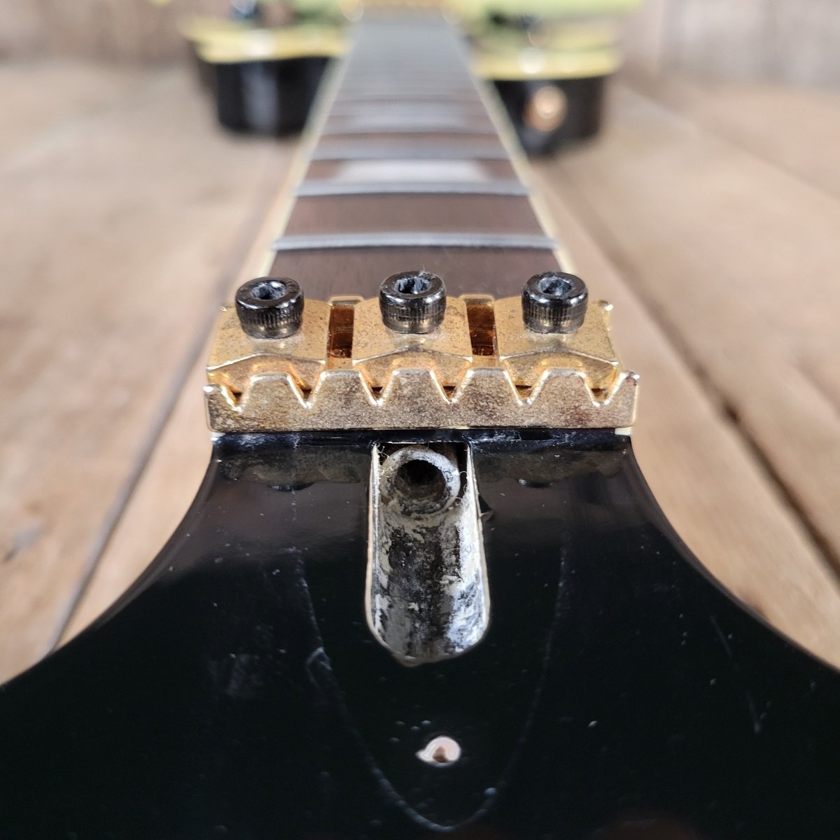 Agile AL - 2000 Les Paul Style Electric Guitar – Locking Tremolo System, Carved Top - Mahar's Vintage Guitars