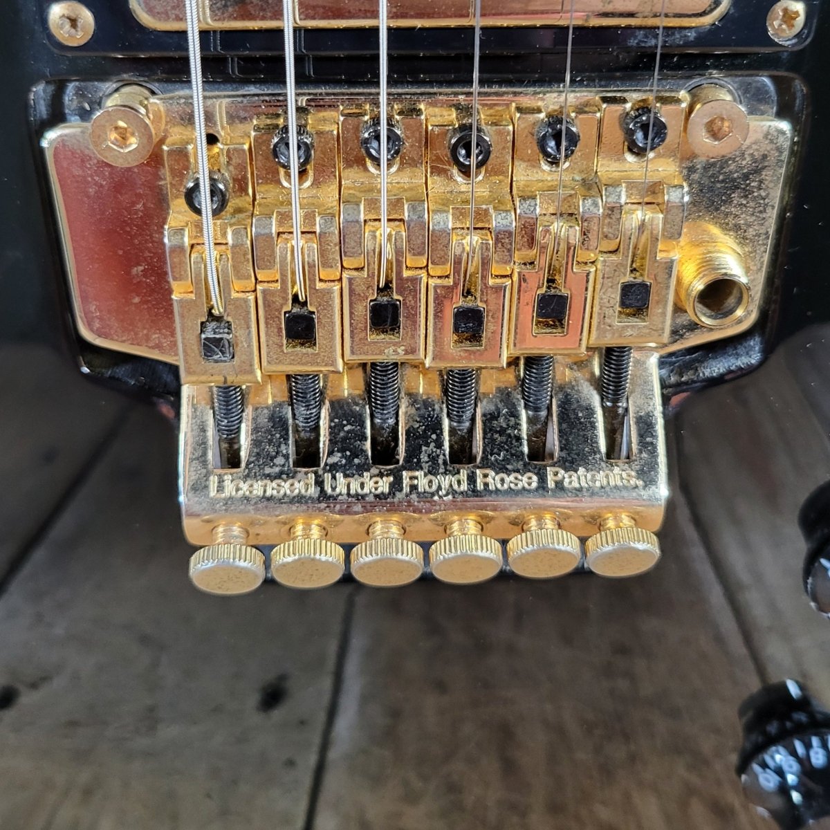 Agile AL - 2000 Les Paul Style Electric Guitar – Locking Tremolo System, Carved Top - Mahar's Vintage Guitars