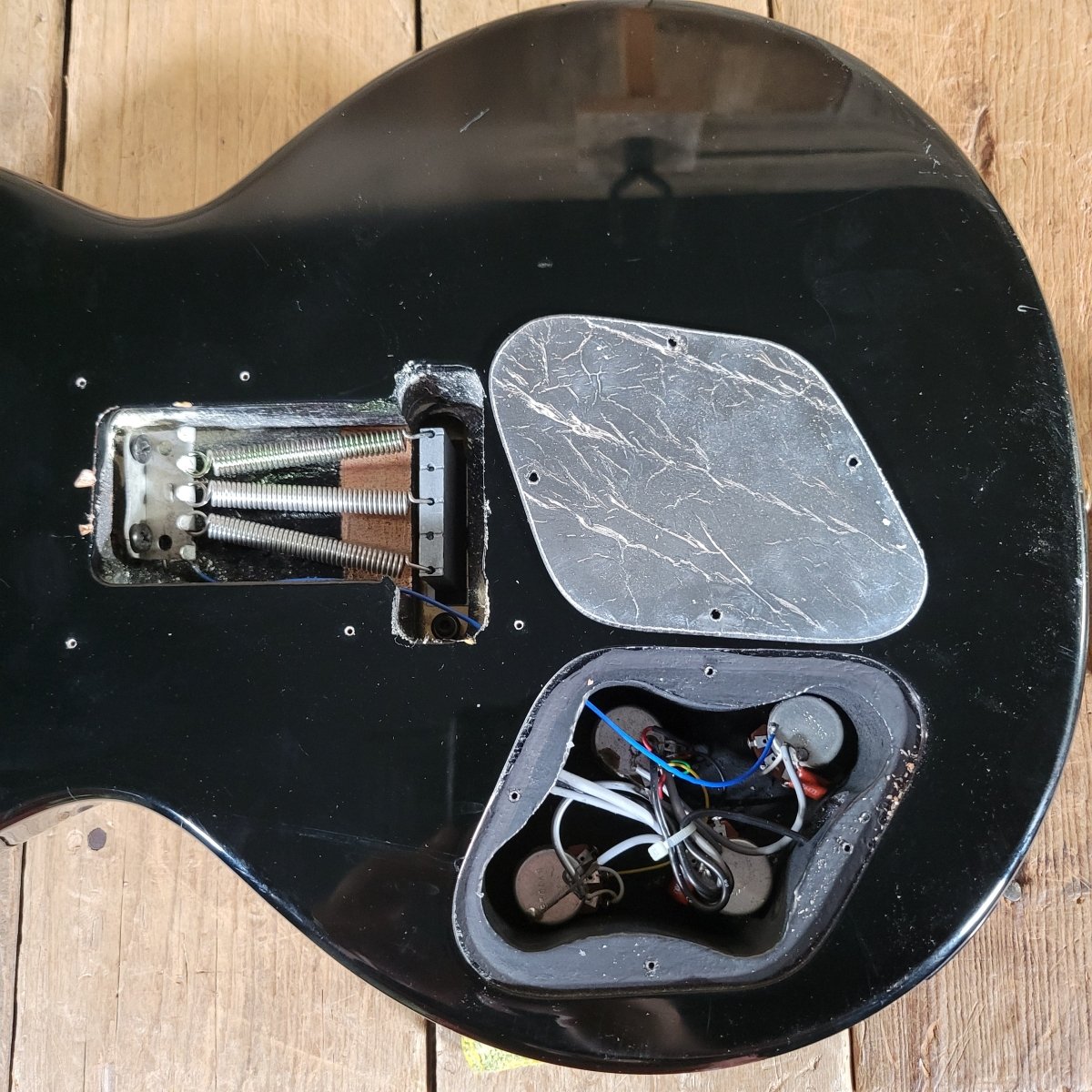 Agile AL - 2000 Les Paul Style Electric Guitar – Locking Tremolo System, Carved Top - Mahar's Vintage Guitars