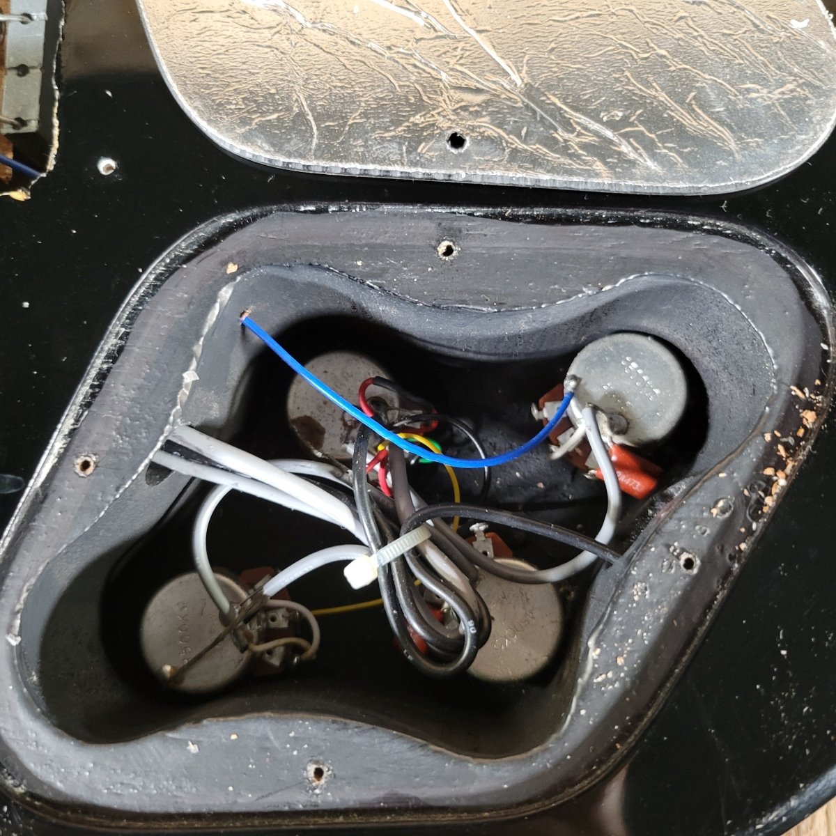 Agile AL - 2000 Les Paul Style Electric Guitar – Locking Tremolo System, Carved Top - Mahar's Vintage Guitars