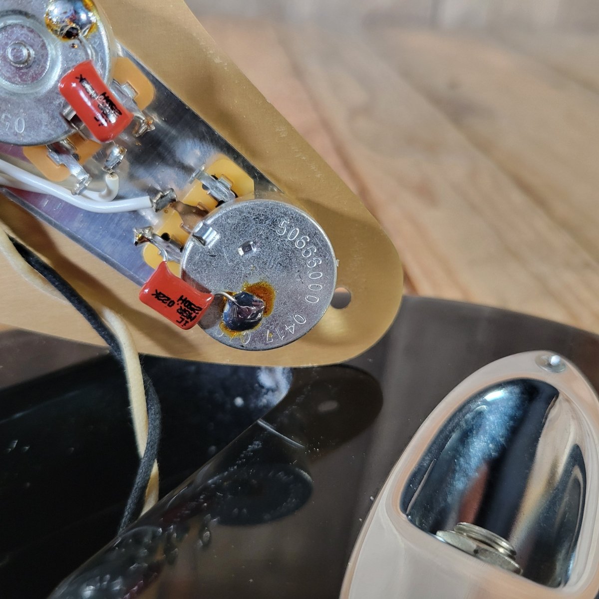 Fender Custom Classic Player Stratocaster 2003 – Black Finish with Gold Pickguard & Upgraded Features - Mahar's Vintage Guitars