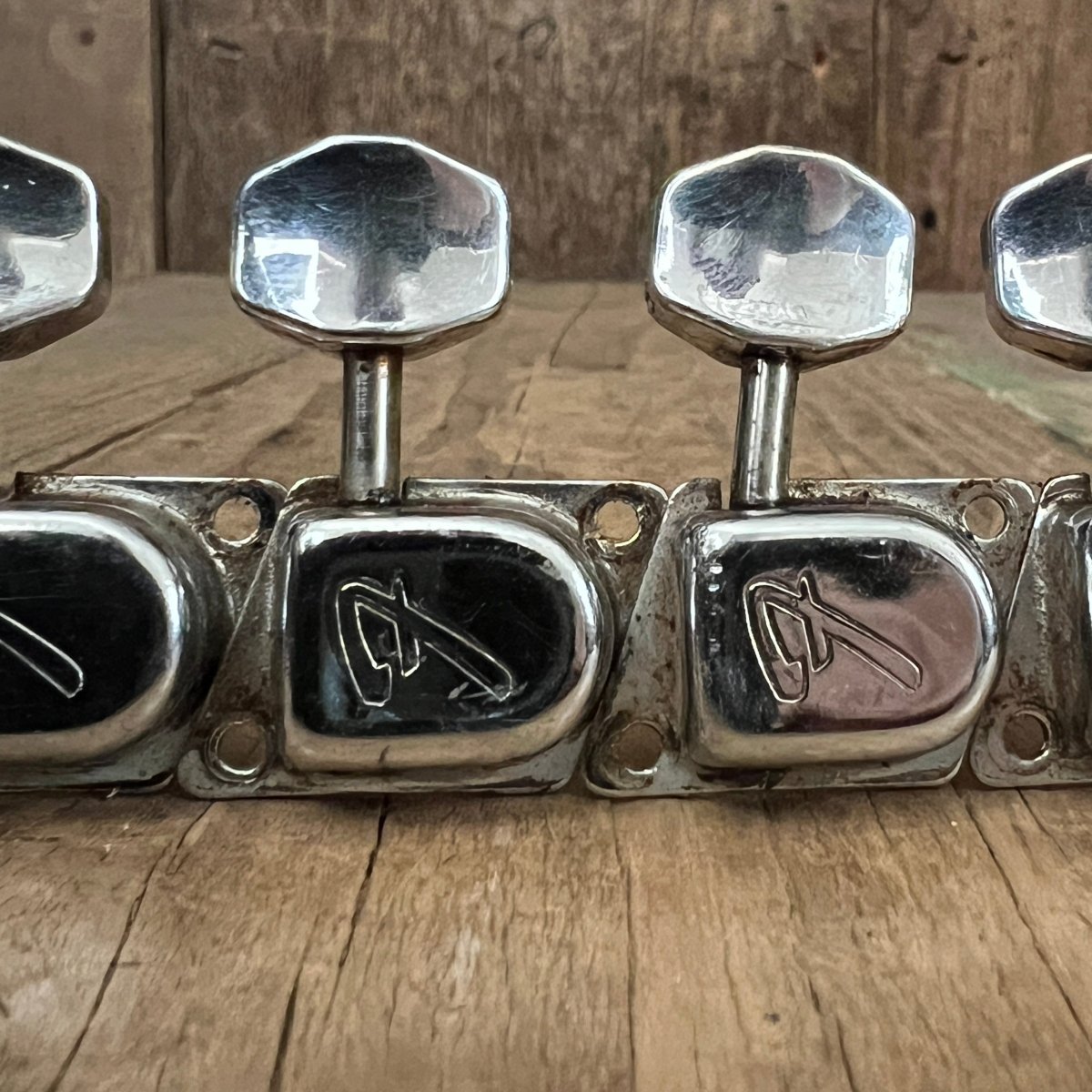 Fender "F" Logo Tuners with mounting screws 1967 1968 1969 1960s 1970s 1973 Strat Tele - Mahar's Vintage Guitars