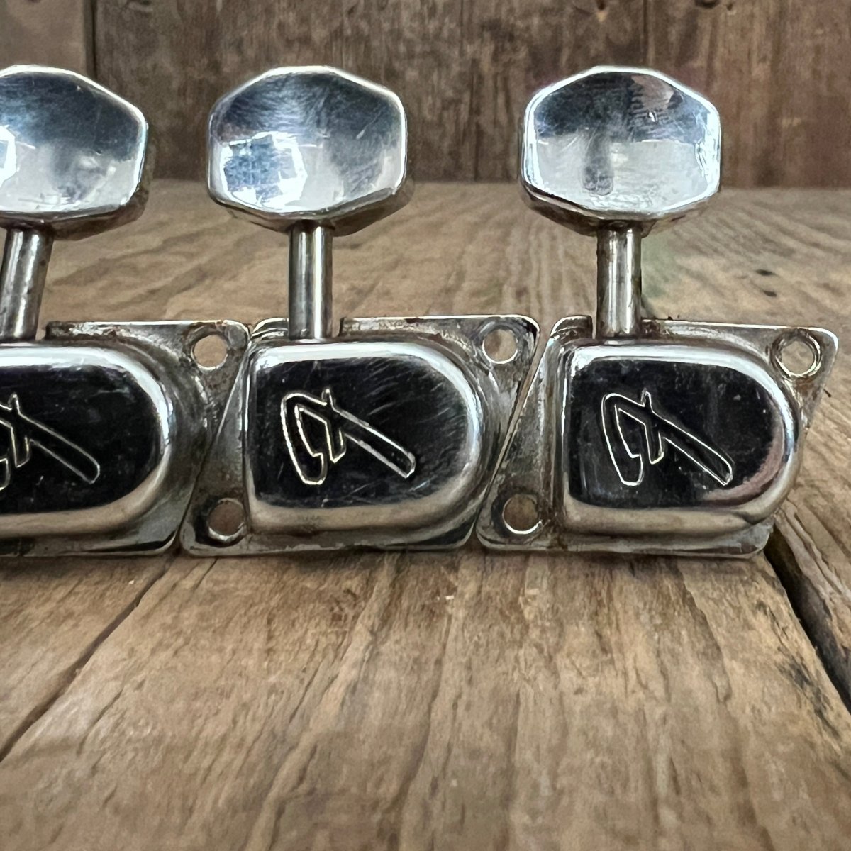 Fender "F" Logo Tuners with mounting screws 1967 1968 1969 1960s 1970s 1973 Strat Tele - Mahar's Vintage Guitars