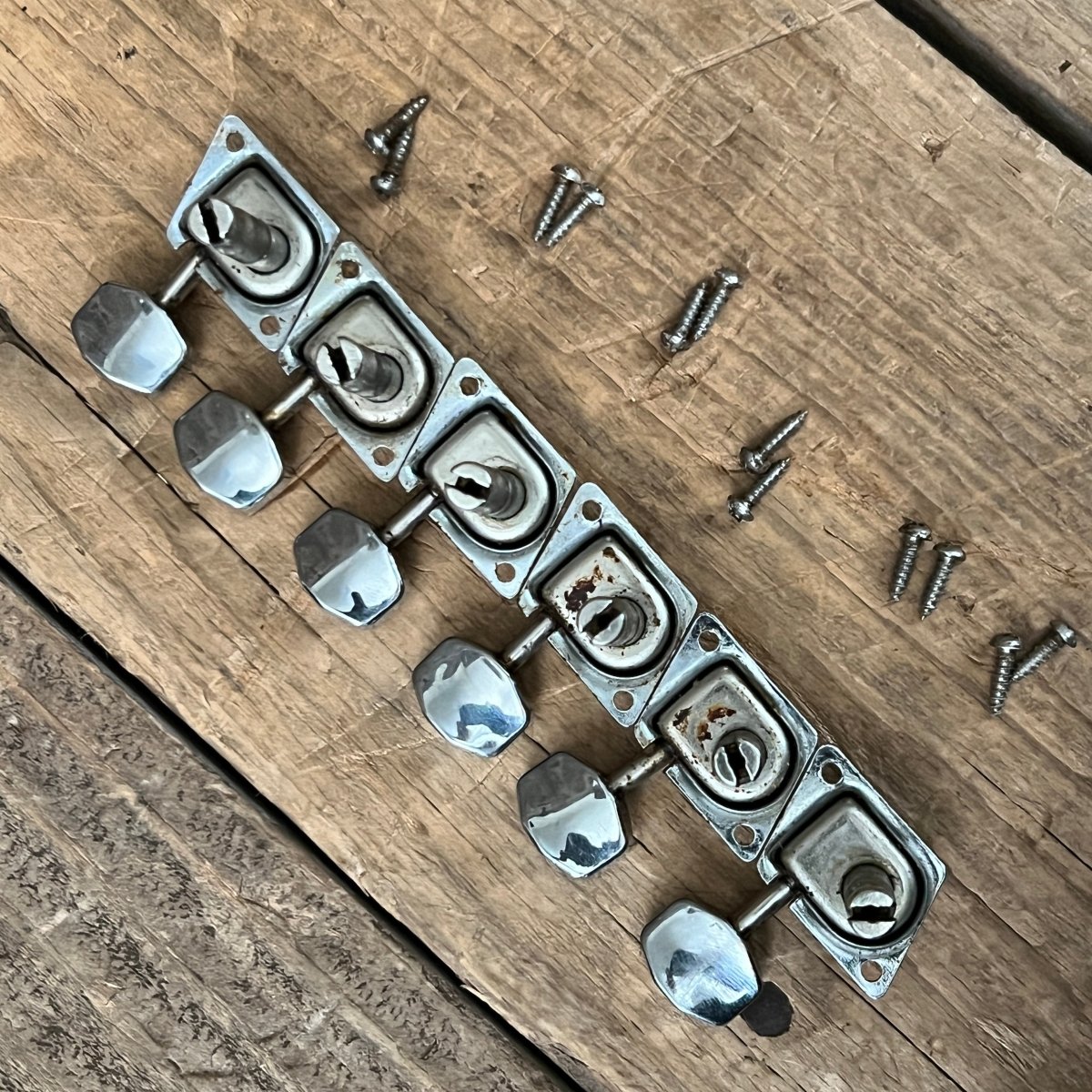 Fender "F" Logo Tuners with mounting screws 1967 1968 1969 1960s 1970s 1973 Strat Tele - Mahar's Vintage Guitars
