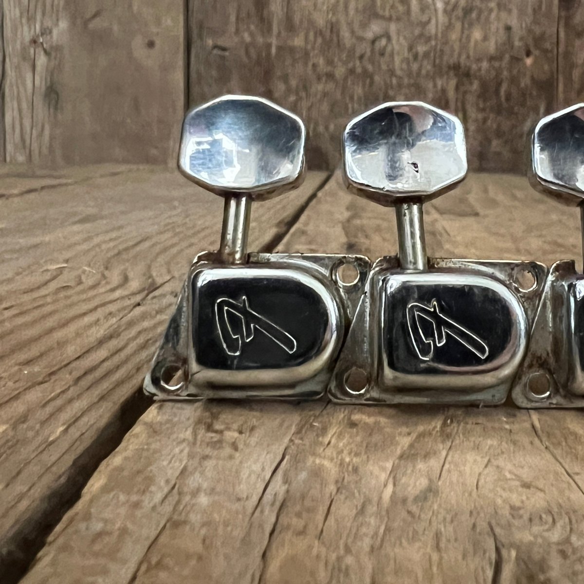Fender "F" Logo Tuners with mounting screws 1967 1968 1969 1960s 1970s 1973 Strat Tele - Mahar's Vintage Guitars