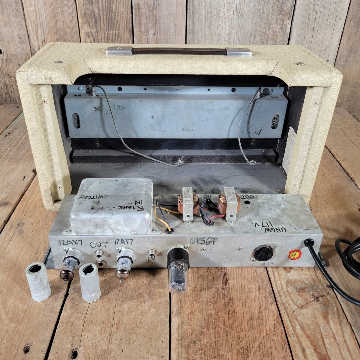 Fender Reverb Unit 6G15 1963 Rough White Tolex - Mahar's Vintage Guitars