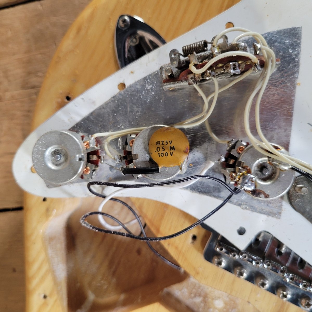 Fender Stratocaster 1976 – Beautifully Clean with Original Case & Strap - Mahar's Vintage Guitars