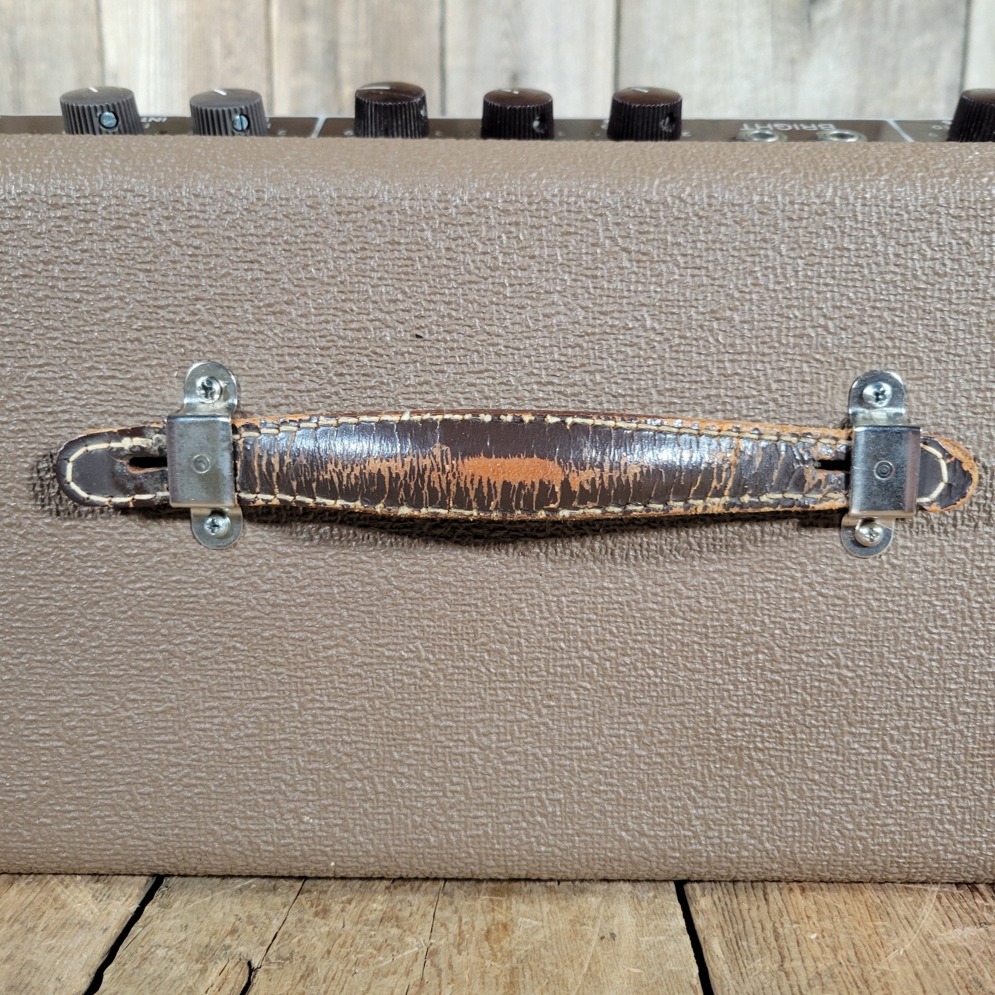 Fender Vibrolux Amp – Brown Tolex, Wheat Grille, Original 6G11 Circuit, Vintage Tube Tone 1962 - Mahar's Vintage Guitars