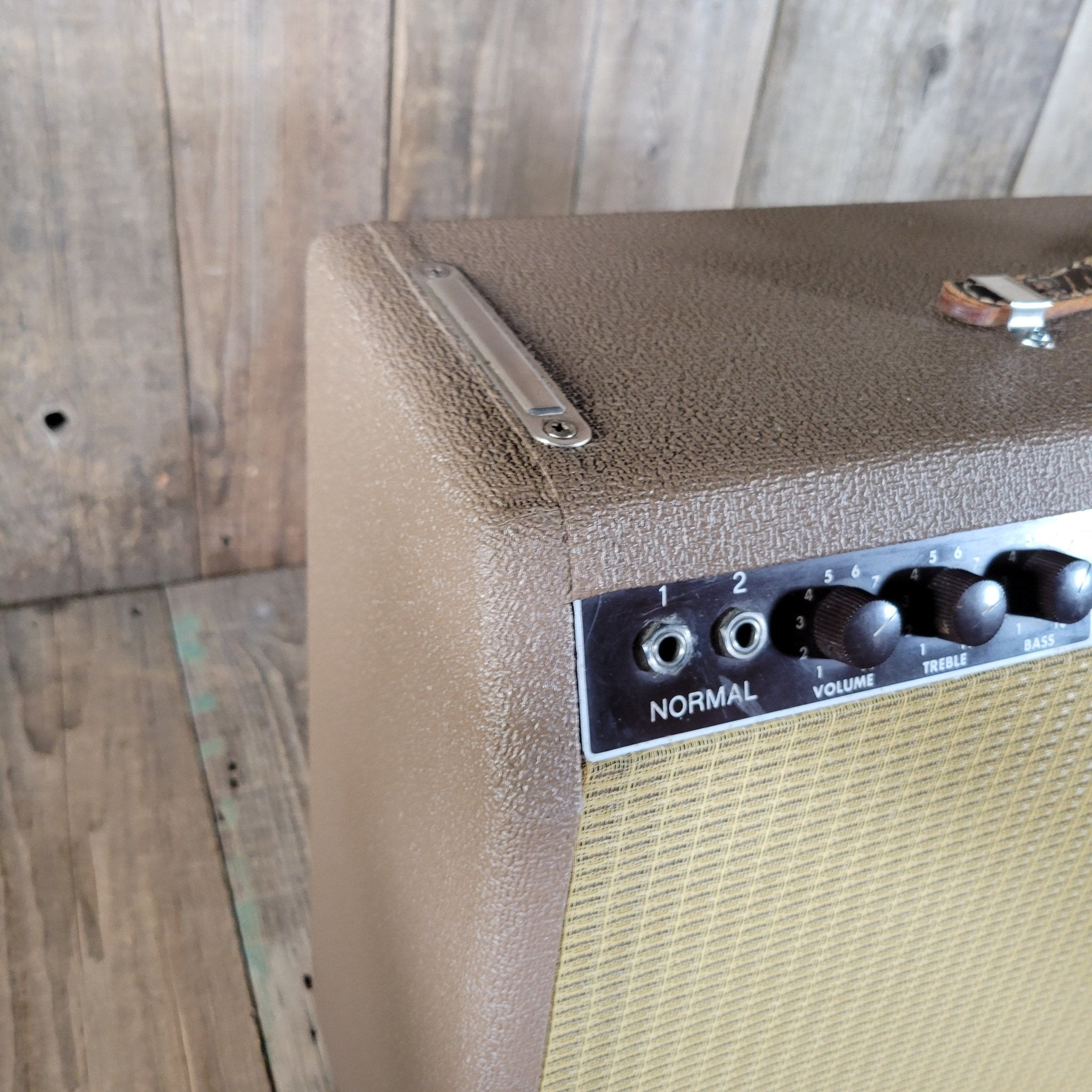 Fender Vibrolux Amp – Brown Tolex, Wheat Grille, Original 6G11 Circuit, Vintage Tube Tone 1962 - Mahar's Vintage Guitars