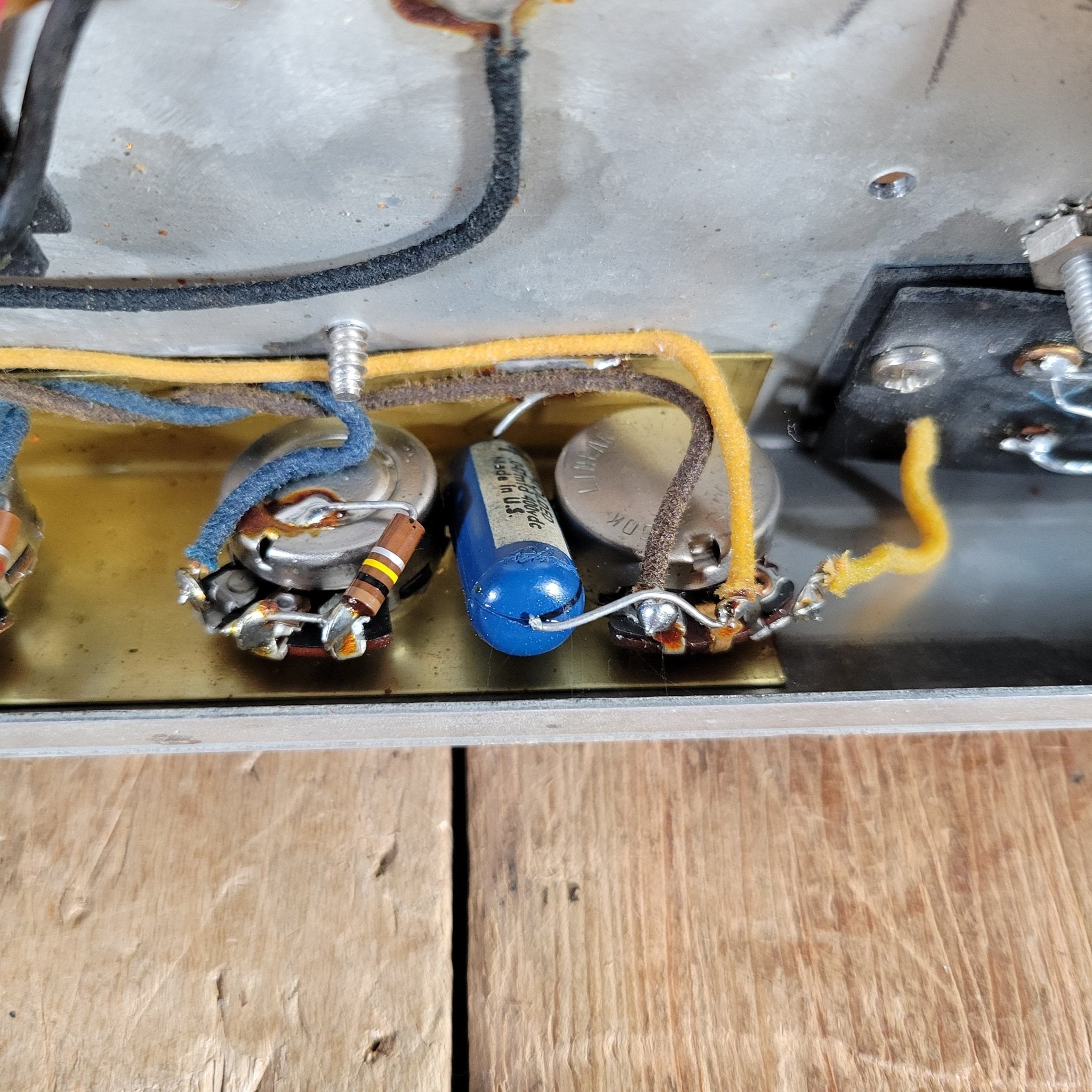 Fender Vibrolux Amp – Brown Tolex, Wheat Grille, Original 6G11 Circuit, Vintage Tube Tone 1962 - Mahar's Vintage Guitars