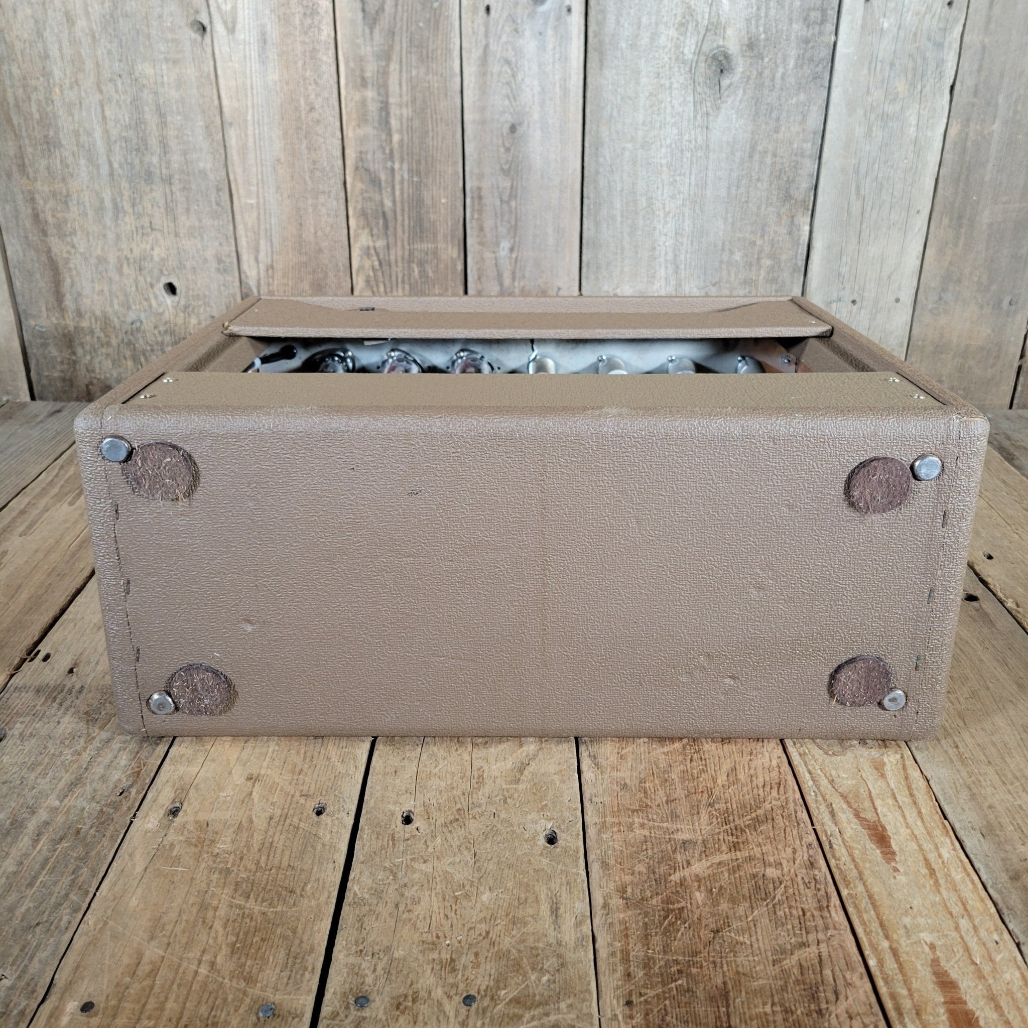 Fender Vibrolux Amp – Brown Tolex, Wheat Grille, Original 6G11 Circuit, Vintage Tube Tone 1962 - Mahar's Vintage Guitars