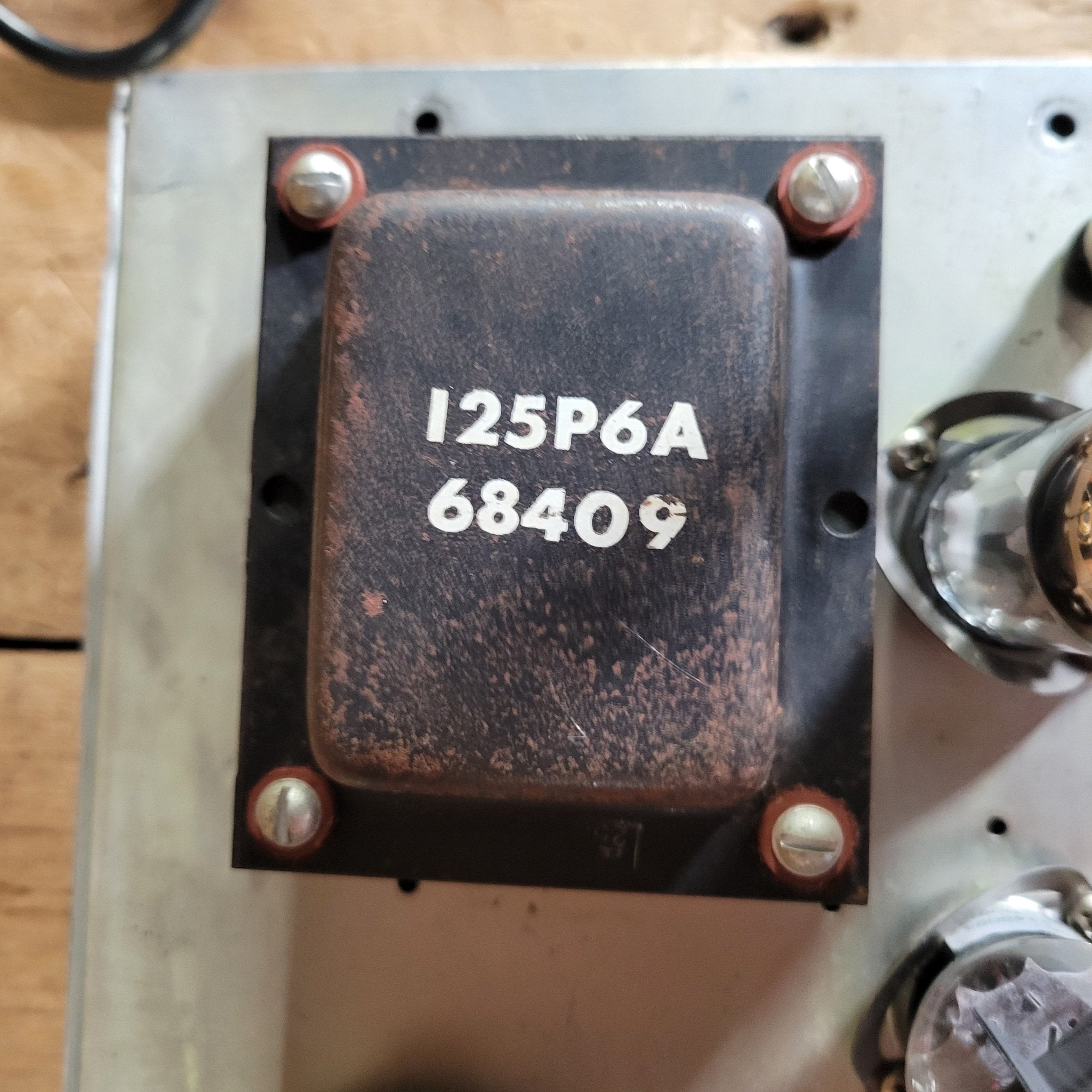 Fender Vibrolux Amp – Brown Tolex, Wheat Grille, Original 6G11 Circuit, Vintage Tube Tone 1962 - Mahar's Vintage Guitars