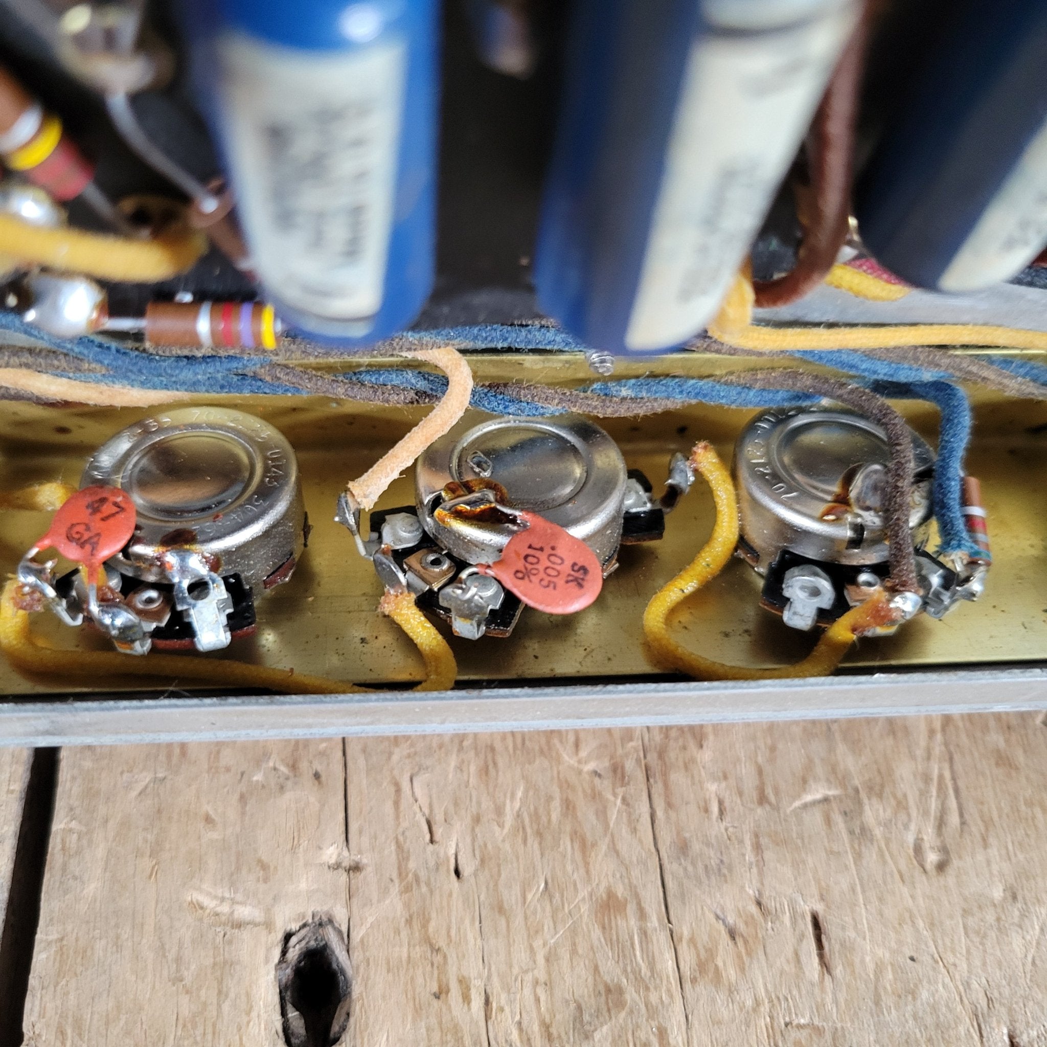 Fender Vibrolux Amp – Brown Tolex, Wheat Grille, Original 6G11 Circuit, Vintage Tube Tone 1962 - Mahar's Vintage Guitars