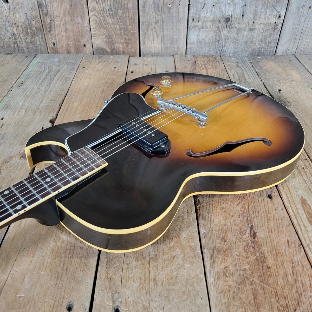 Gibson ES - 225T 1958 – Vintage Sunburst Hollowbody Electric Guitar with Original P - 90 Pickup - Mahar's Vintage Guitars