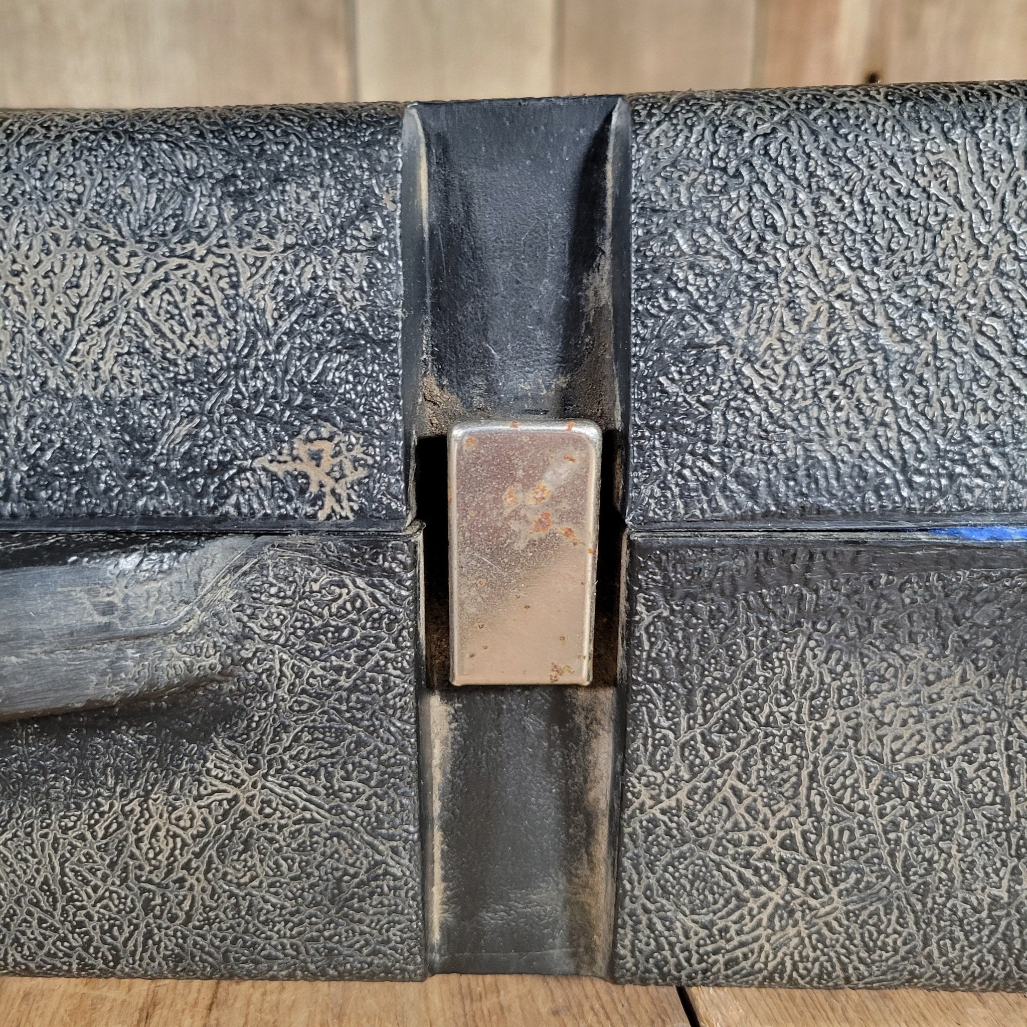 Gibson Les Paul Chainsaw Case 1980s – Original Protector Case with Blue Lining, Excellent Condition - Mahar's Vintage Guitars