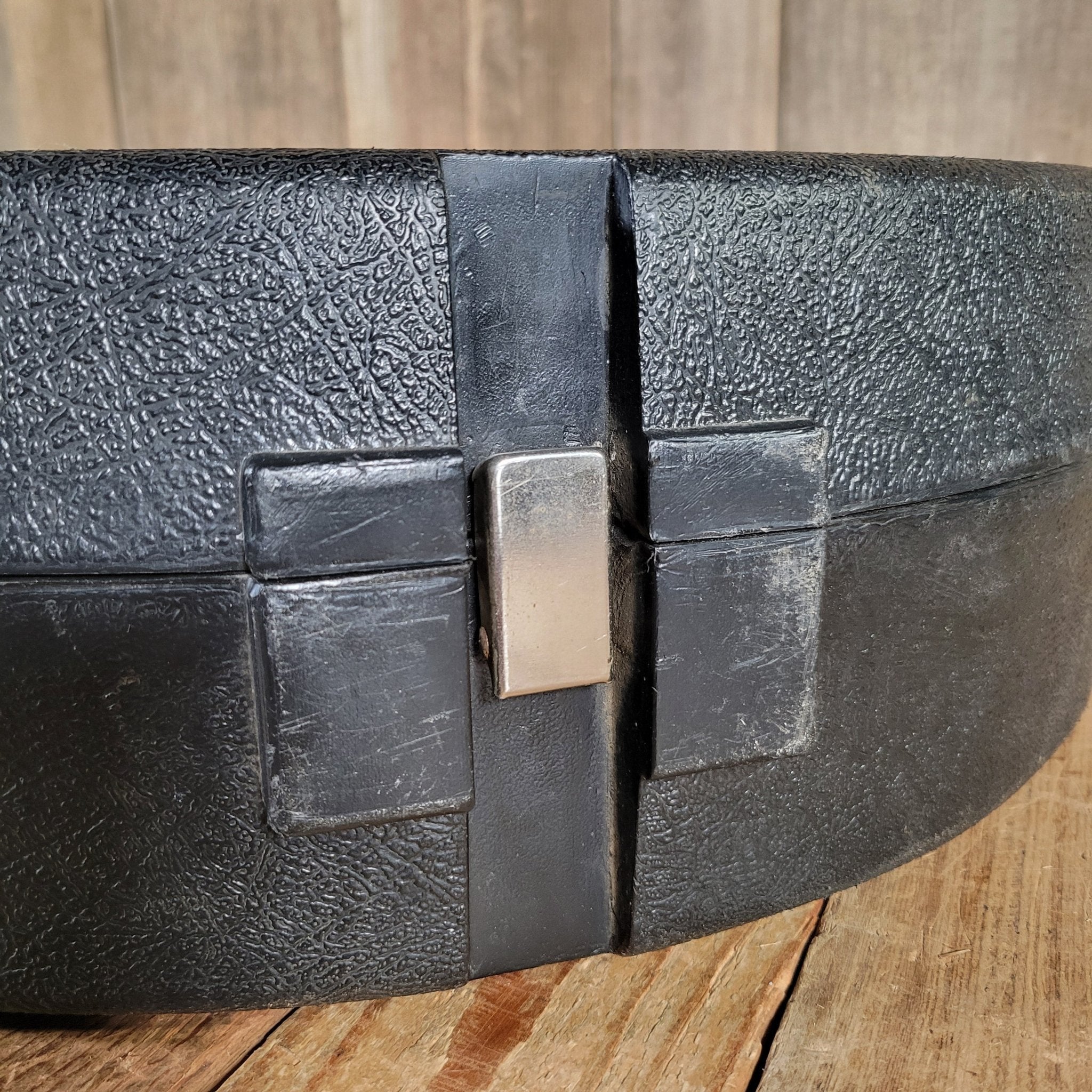 Gibson Les Paul Chainsaw Case 1980s – Original Protector Case with Blue Lining, Excellent Condition - Mahar's Vintage Guitars