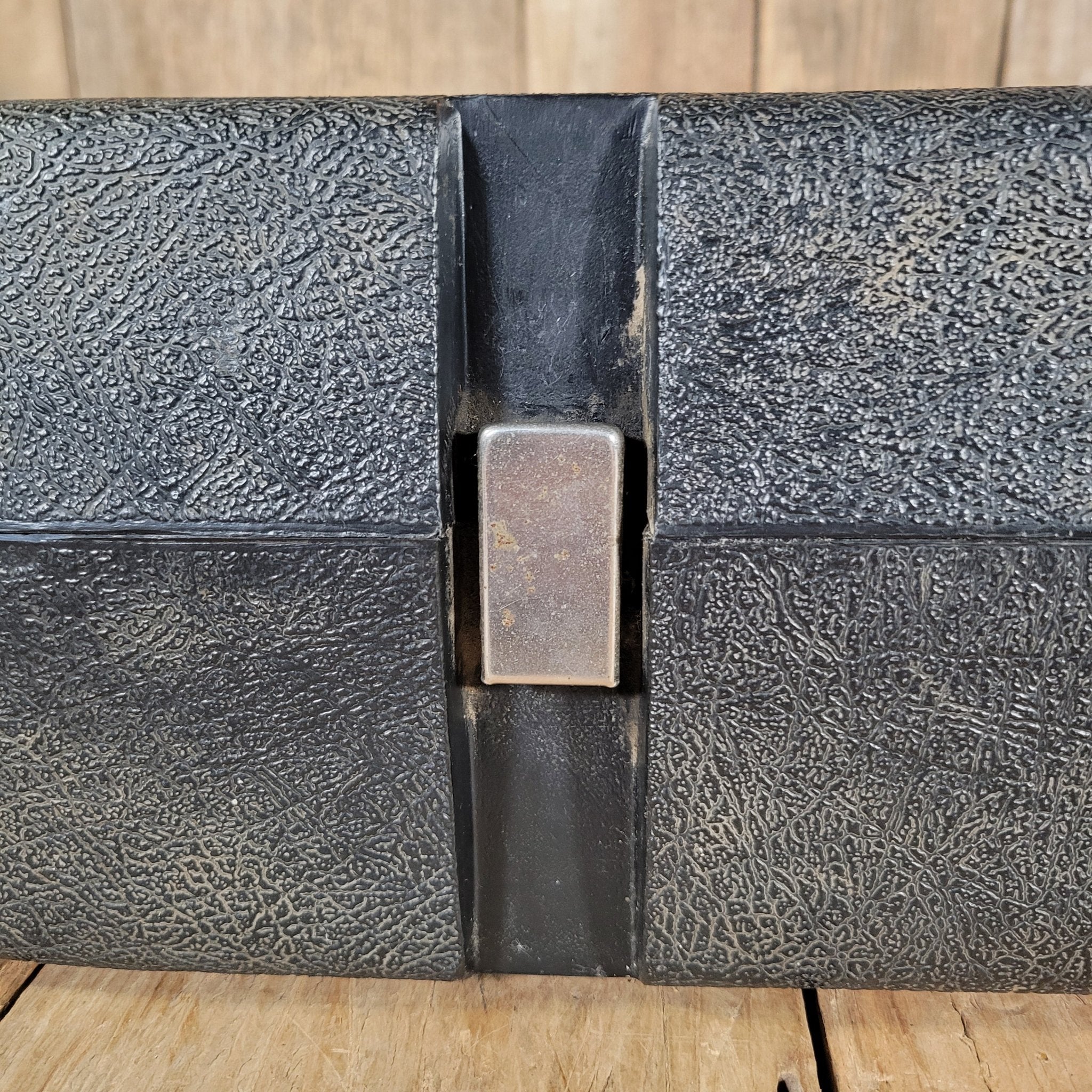 Gibson Les Paul Chainsaw Case 1980s – Original Protector Case with Blue Lining, Excellent Condition - Mahar's Vintage Guitars