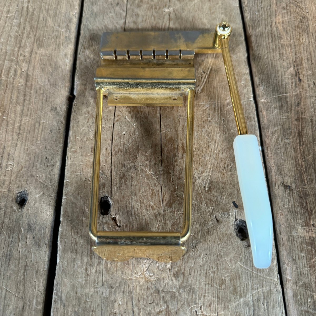 Gibson Maestro Long Gold Vibrola, no plate no screws repro arm 1960s - Mahar's Vintage Guitars