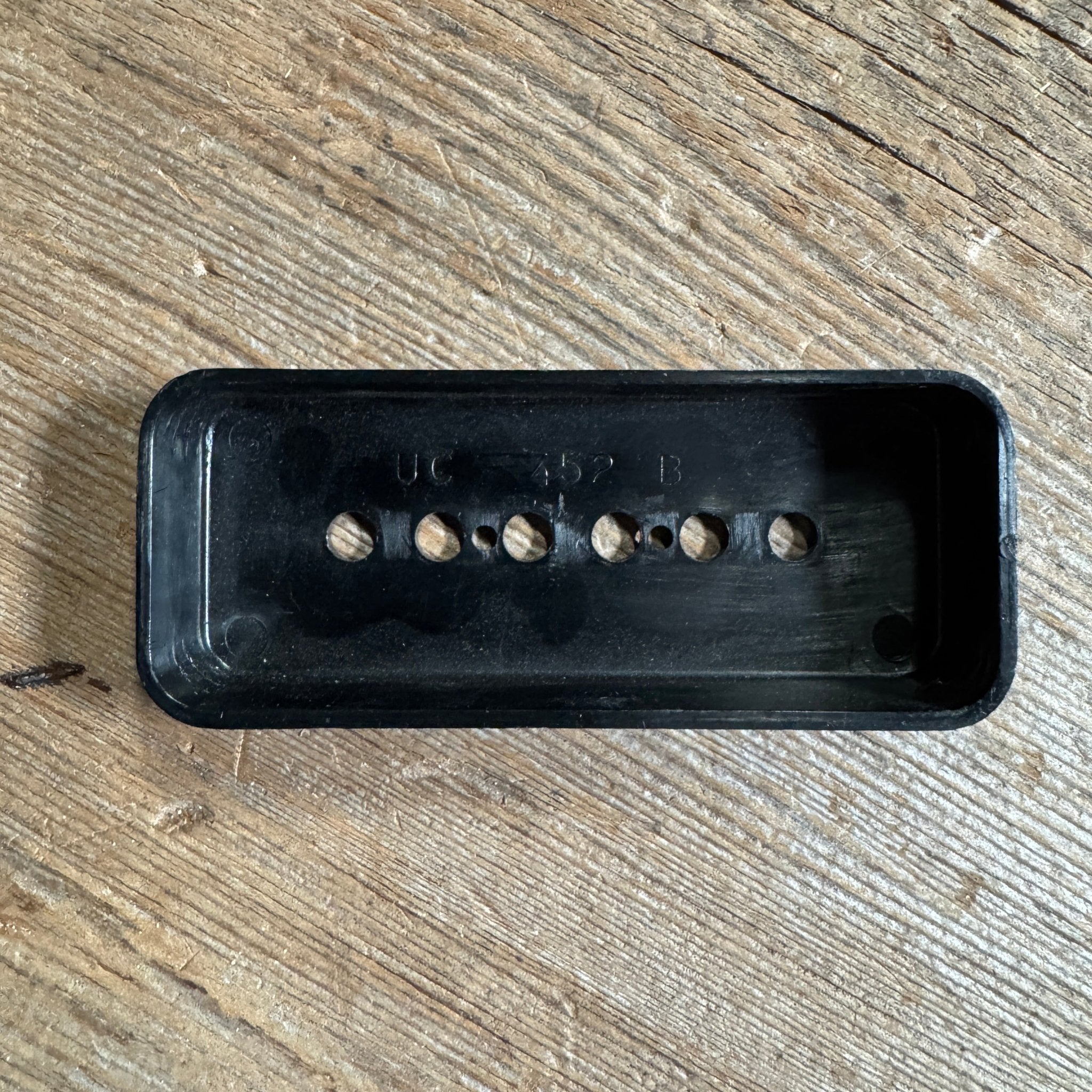 Gibson UC 452 B Soapbar pickup cover, black 1960s 1970s - Mahar's Vintage Guitars