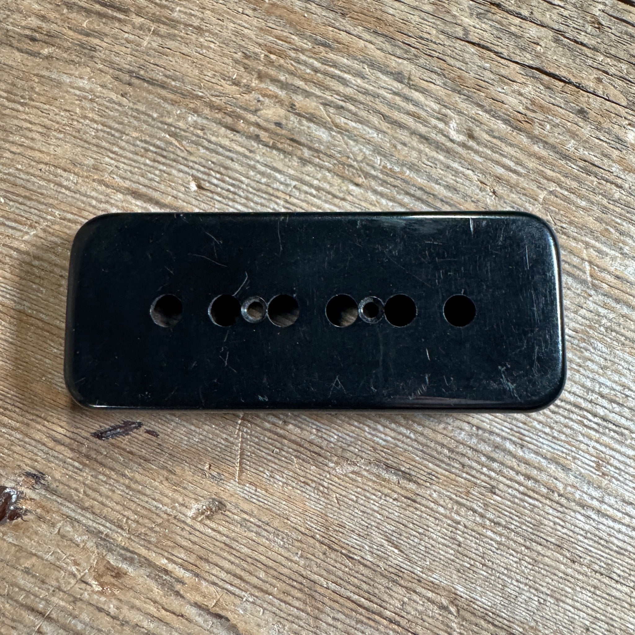 Gibson UC 452 B Soapbar pickup cover, black 1960s 1970s - Mahar's Vintage Guitars