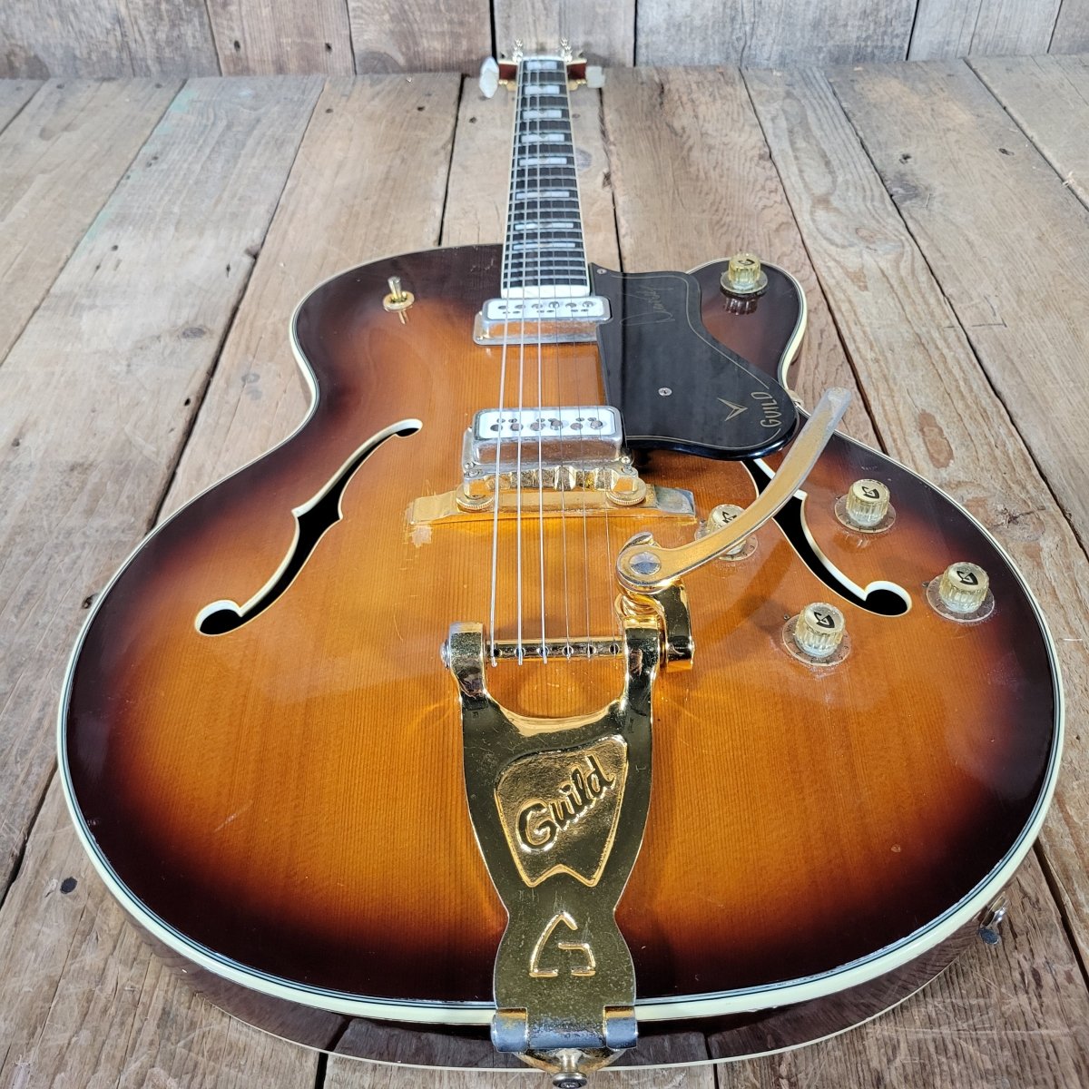 Guild Duane Eddy DE - 500 Deluxe 1962 – Sunburst, DeArmond Dynasonic Pickups, Vintage Hollowbody - Mahar's Vintage Guitars