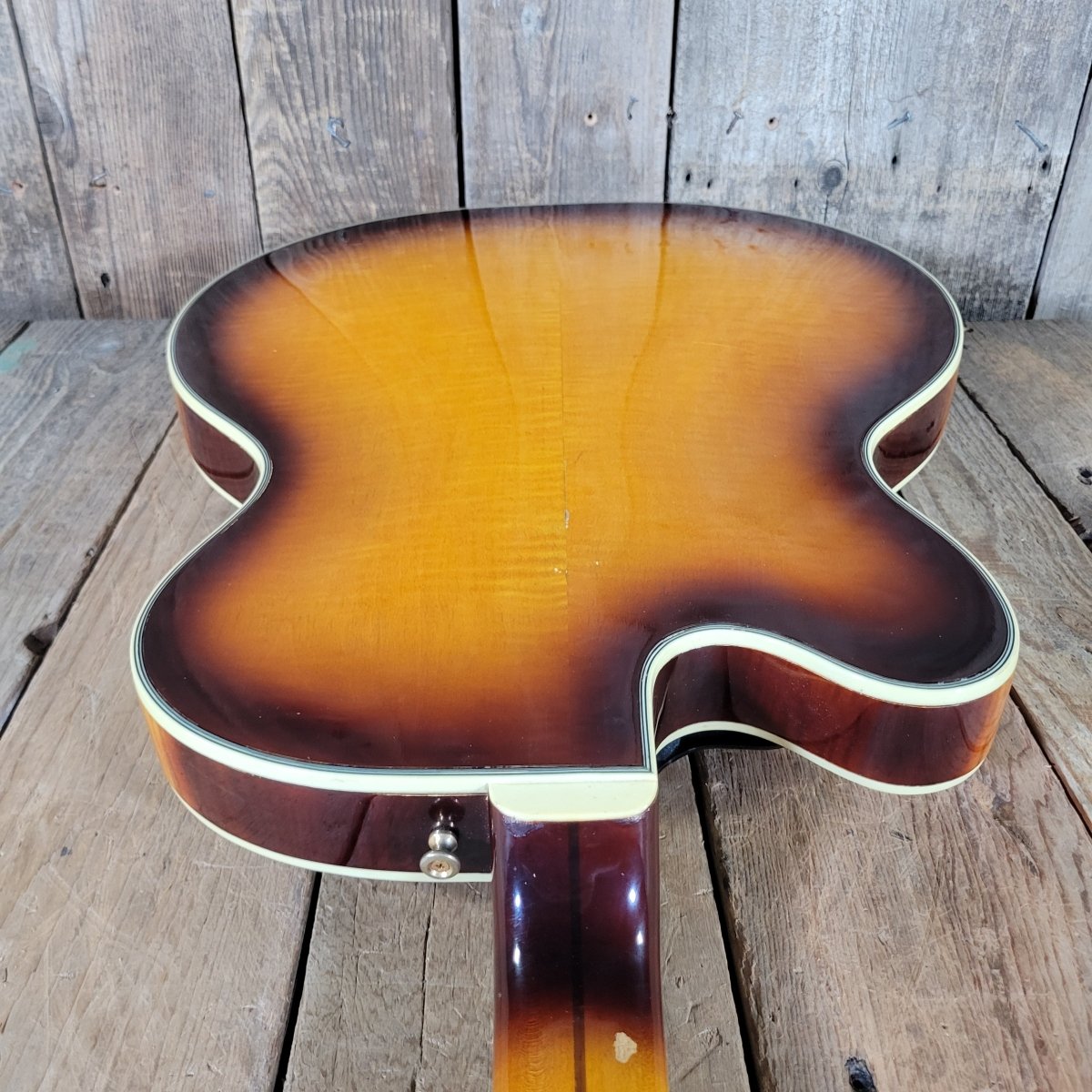 Guild Duane Eddy DE - 500 Deluxe 1962 – Sunburst, DeArmond Dynasonic Pickups, Vintage Hollowbody - Mahar's Vintage Guitars