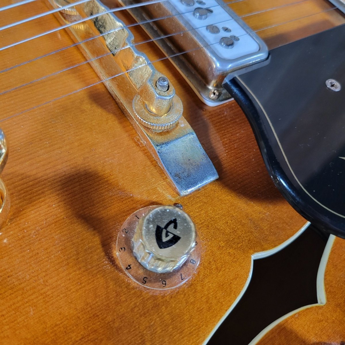 Guild Duane Eddy DE - 500 Deluxe 1962 – Sunburst, DeArmond Dynasonic Pickups, Vintage Hollowbody - Mahar's Vintage Guitars