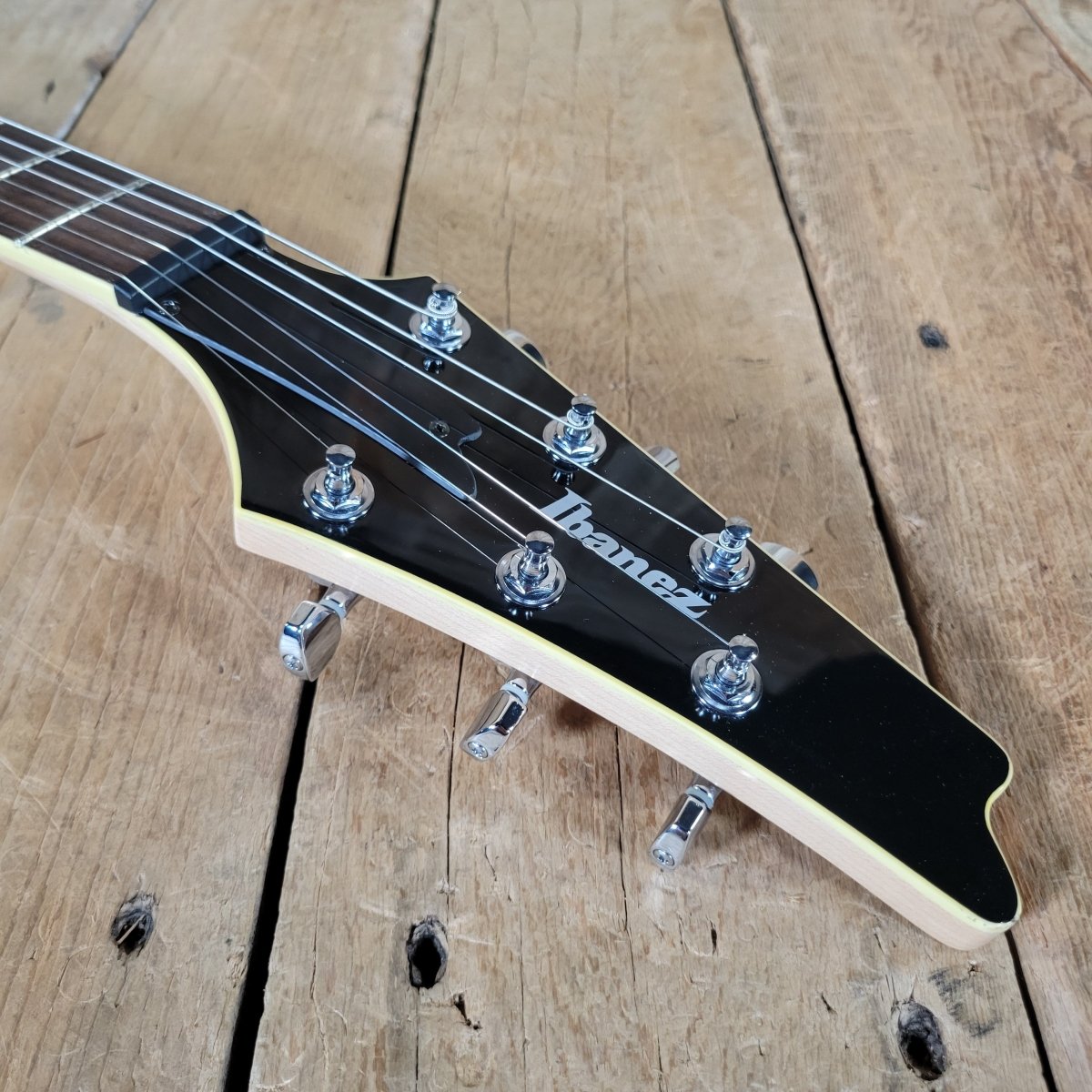 Ibanez Iceman IC300 2002 Black with Original Case - Mahar's Vintage Guitars