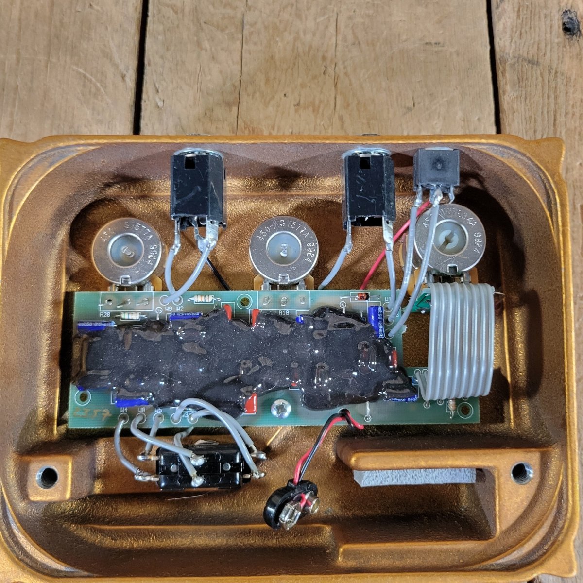 Klon Centaur Gold Horsie Short Tail 2000 with original paperwork - Mahar's Vintage Guitars