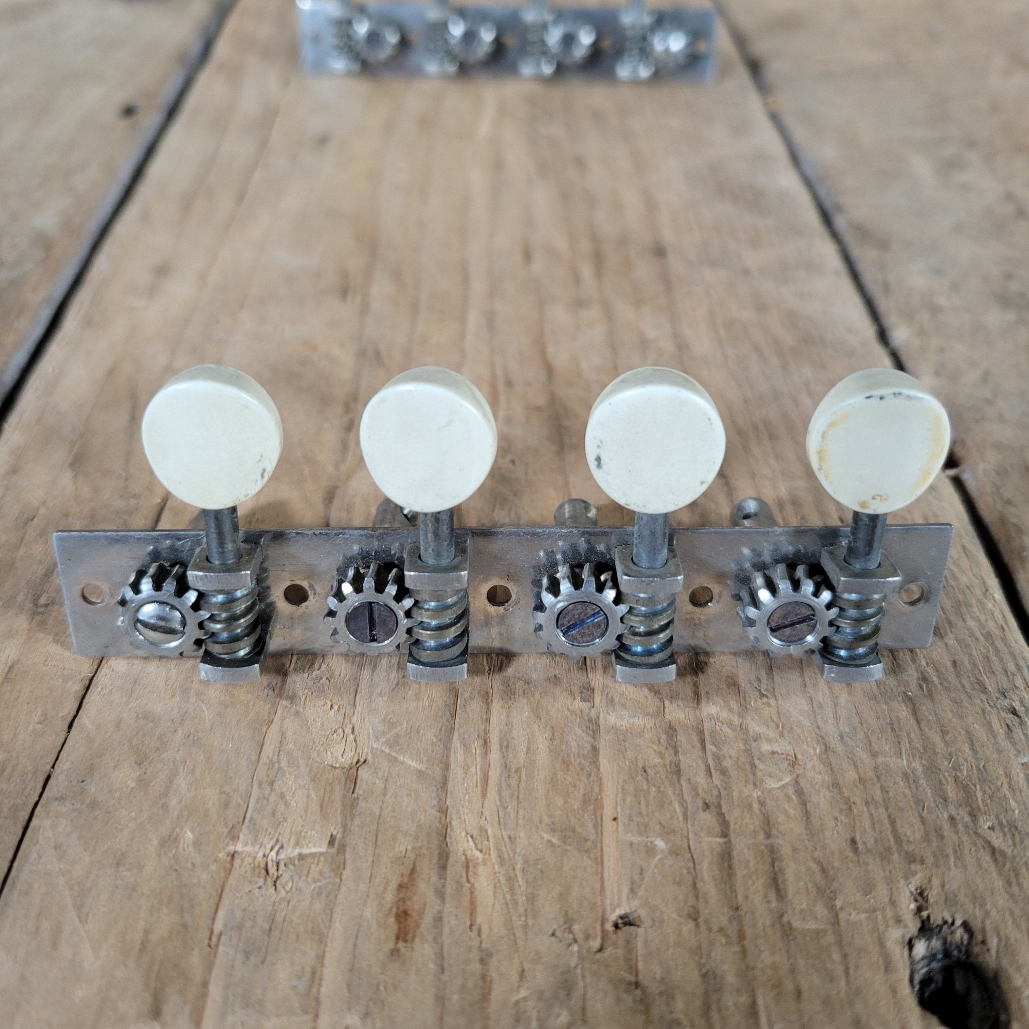Kluson? 4+4 Tuning Machines Plate Tuners Mandolin 1940s Original Screws - Mahar's Vintage Guitars