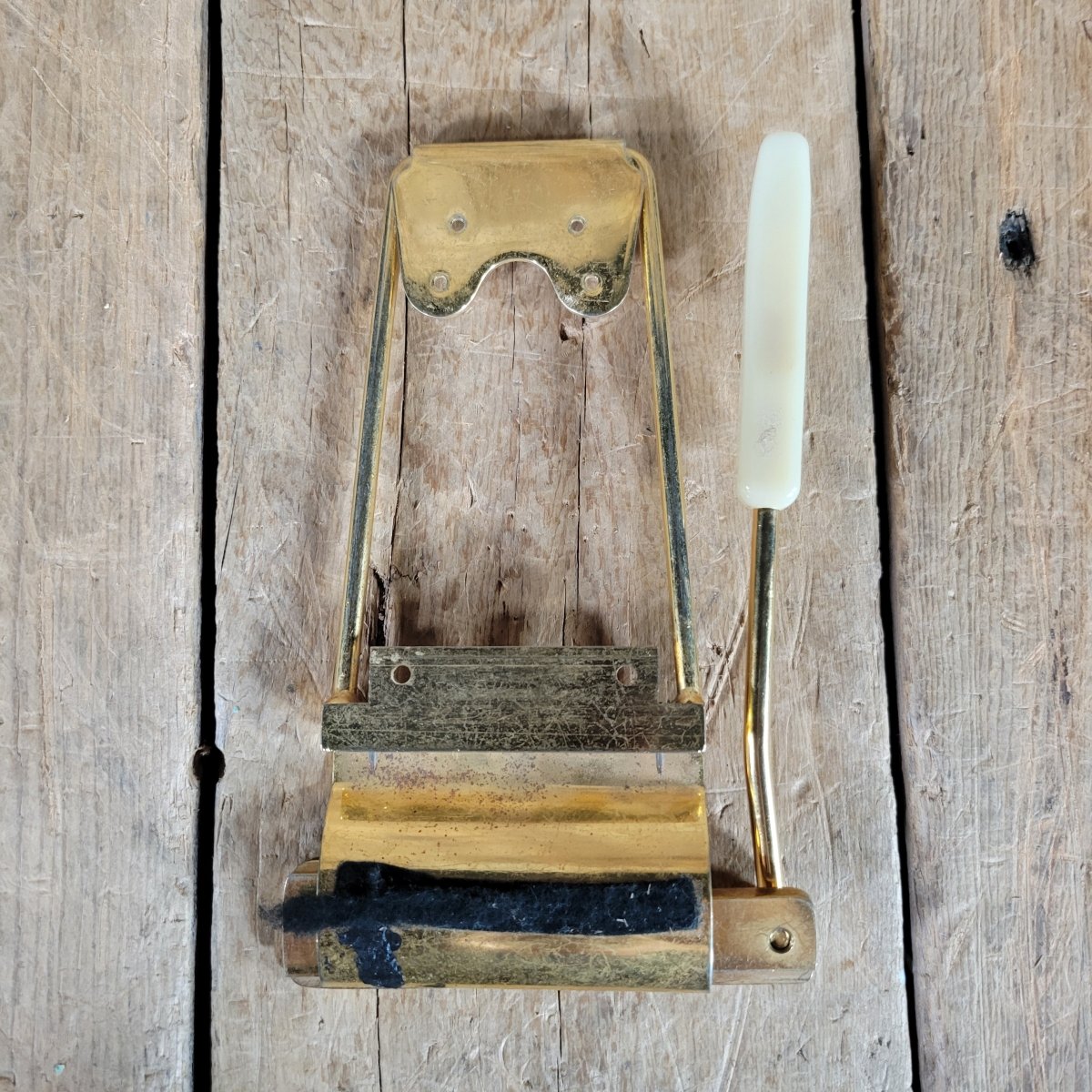 Maestro Long Gold Vibrola, no plate no screws 1960s - Mahar's Vintage Guitars