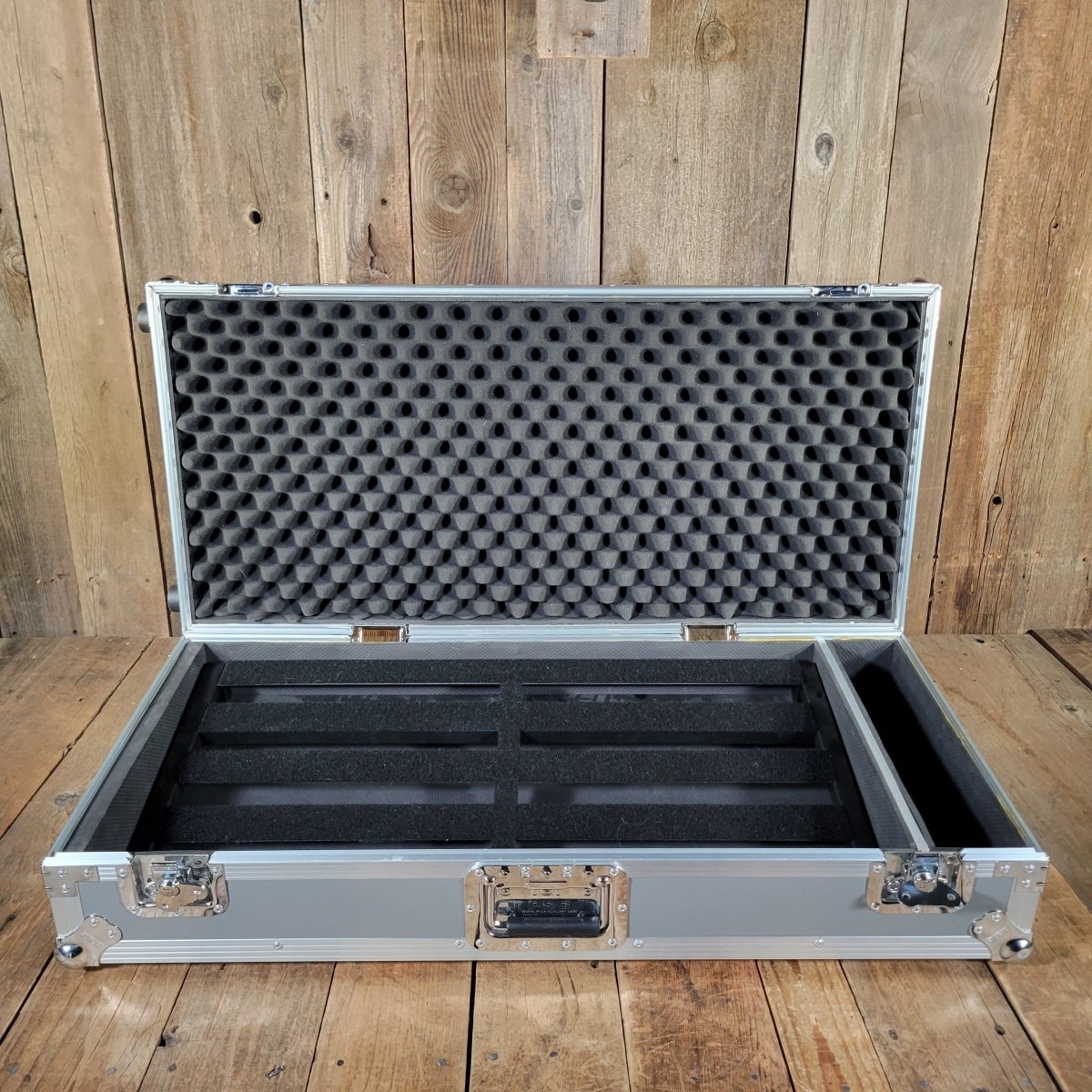 Pedaltrain Classic Pro Pedal Board with Wheeled Hard Case - Mahar's Vintage Guitars