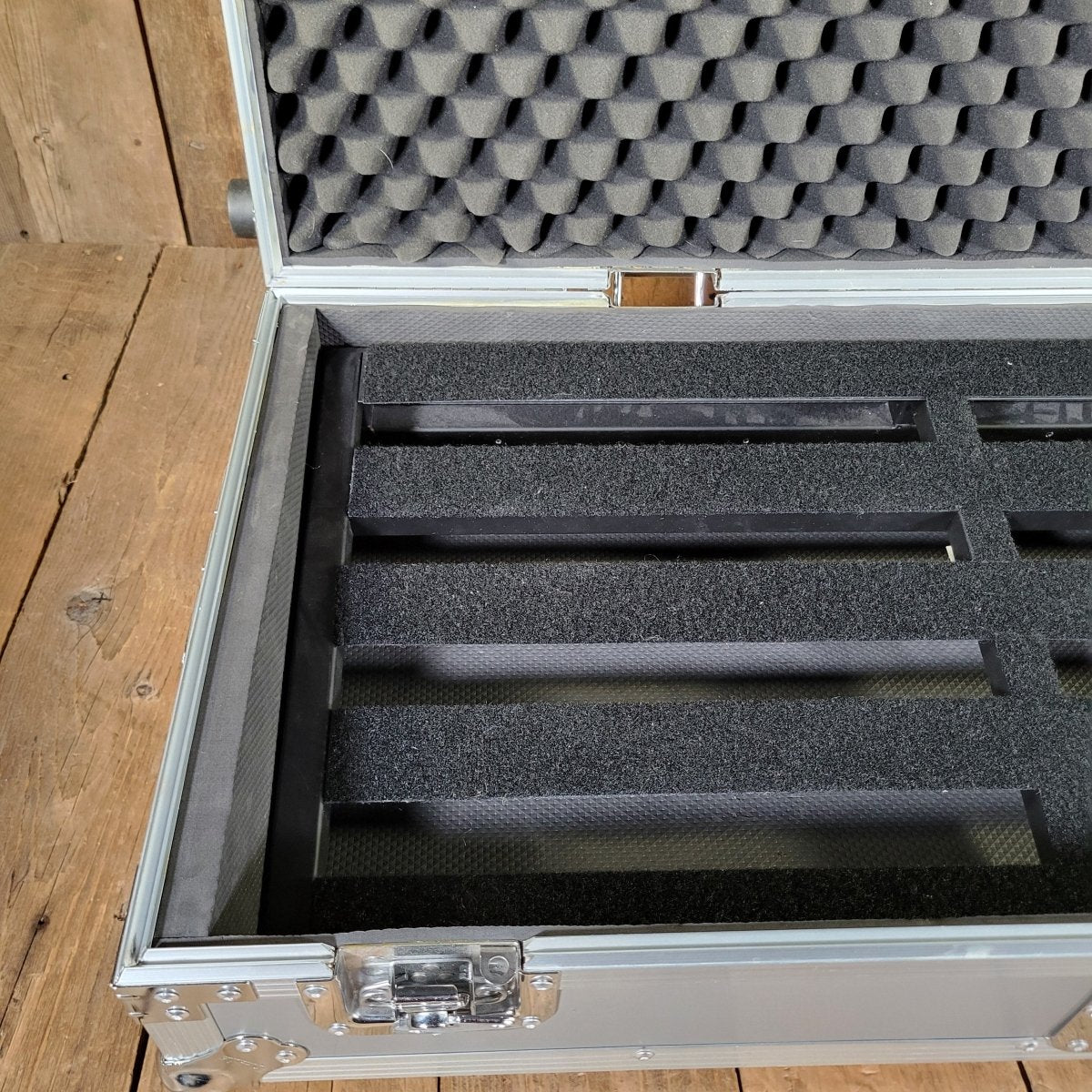 Pedaltrain Classic Pro Pedal Board with Wheeled Hard Case - Mahar's Vintage Guitars
