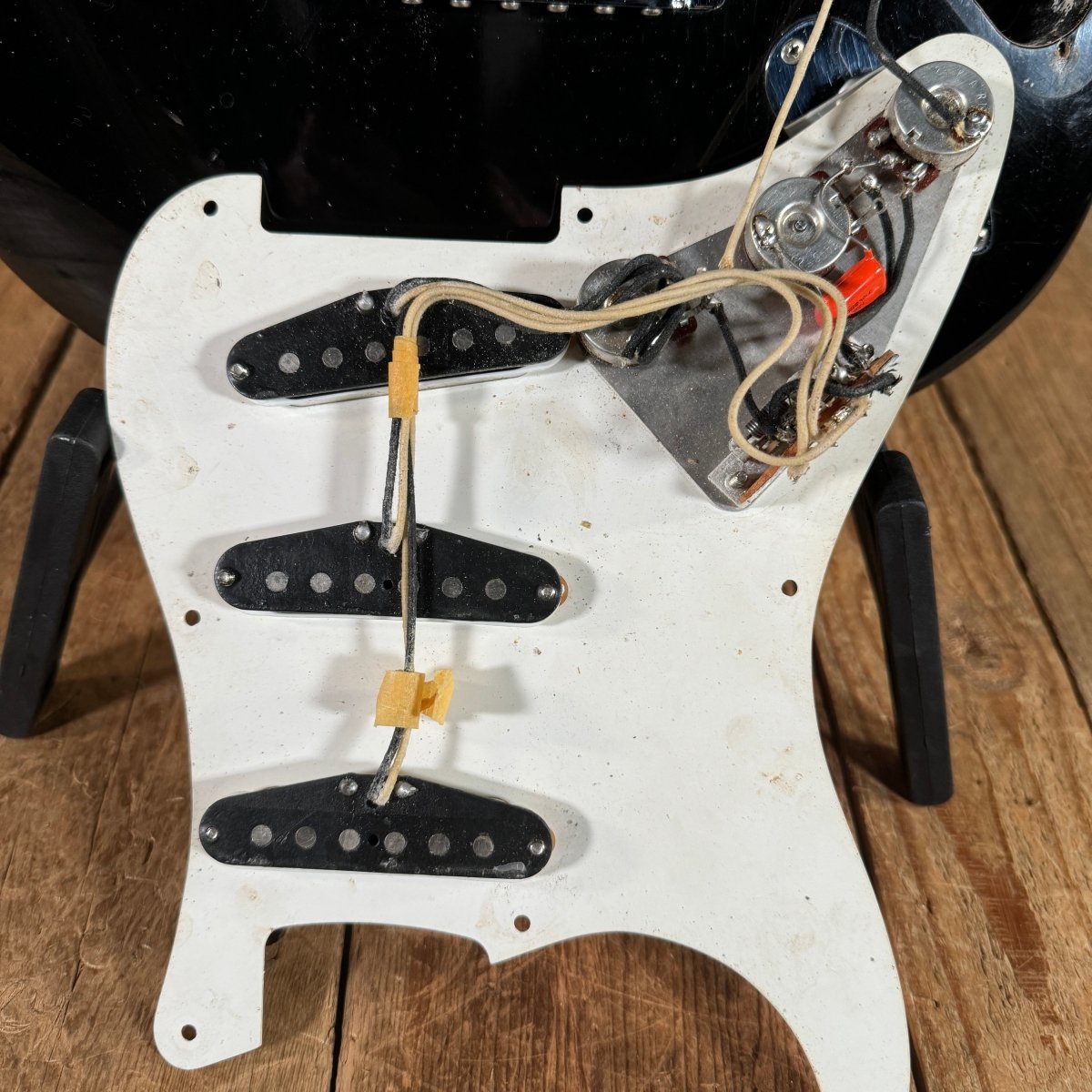 SOLD - Fender Stratocaster AVRI 57 Reissue 1986 Black - Mahar's Vintage Guitars