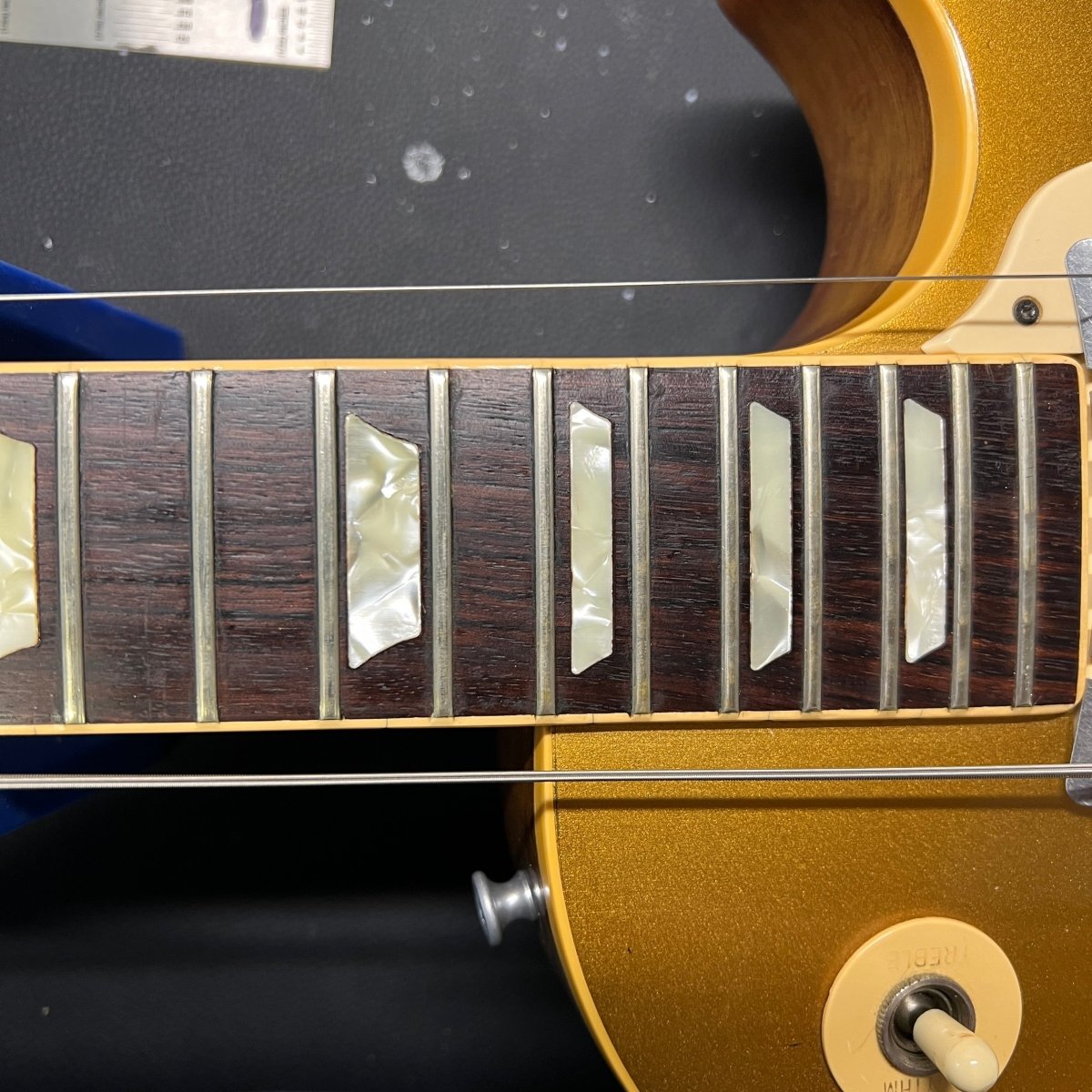 SOLD - Gibson Les Paul Deluxe 1977 Goldtop - Mahar's Vintage Guitars