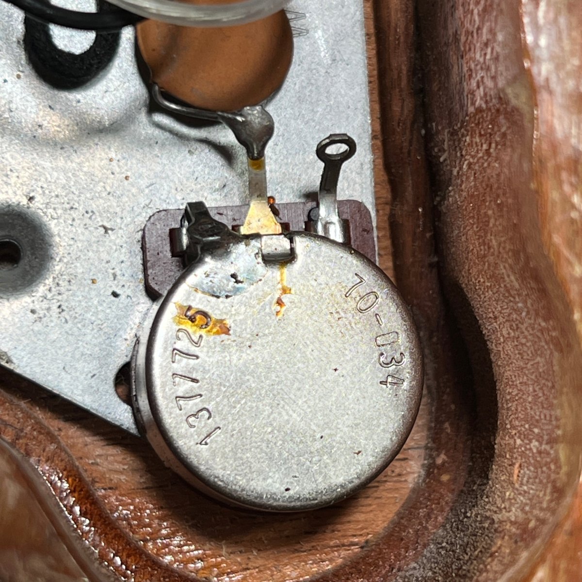 SOLD - Gibson Les Paul Deluxe 1977 Goldtop - Mahar's Vintage Guitars