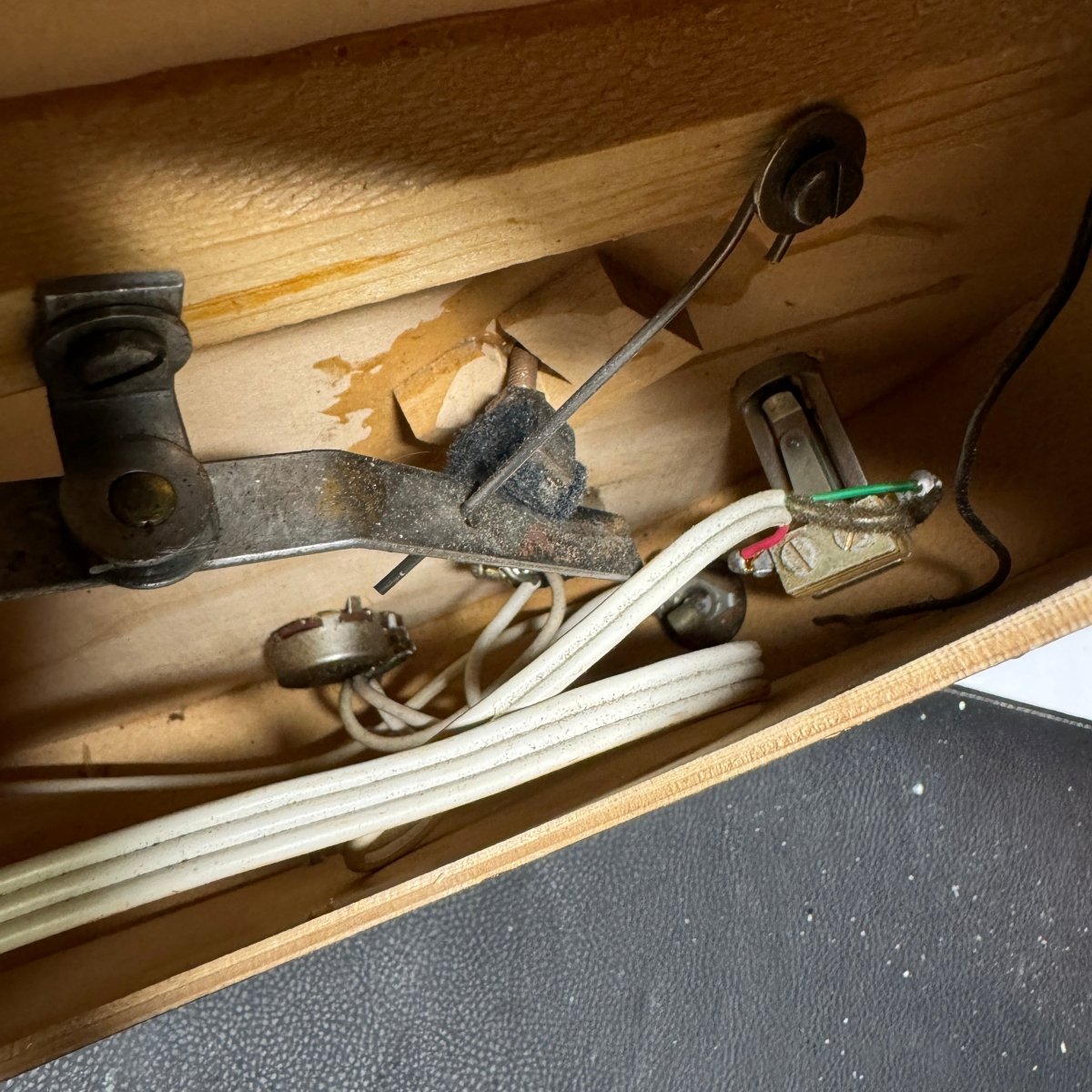 SOLD - Gretsch 6122 Chet Atkins Country Gentleman 1964 Walnut - Mahar's Vintage Guitars