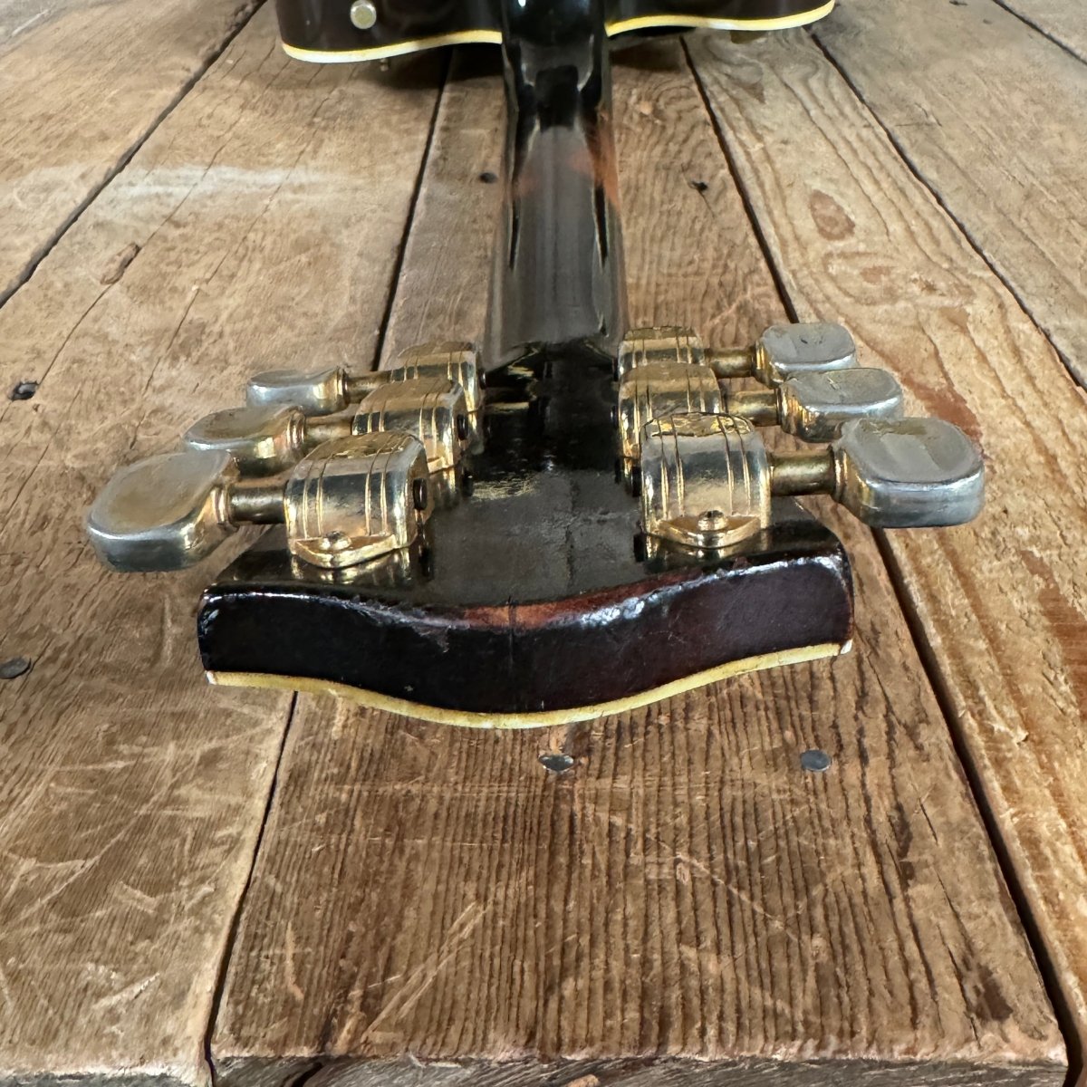 SOLD - Gretsch 6122 Chet Atkins Country Gentleman 1964 Walnut - Mahar's Vintage Guitars