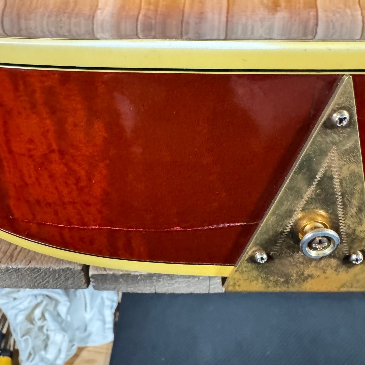 Vintage 1969 Gibson Super 400CES – Sunburst Archtop Electric Guitar, Carved Spruce Top, Original Humbuckers - Mahar's Vintage Guitars