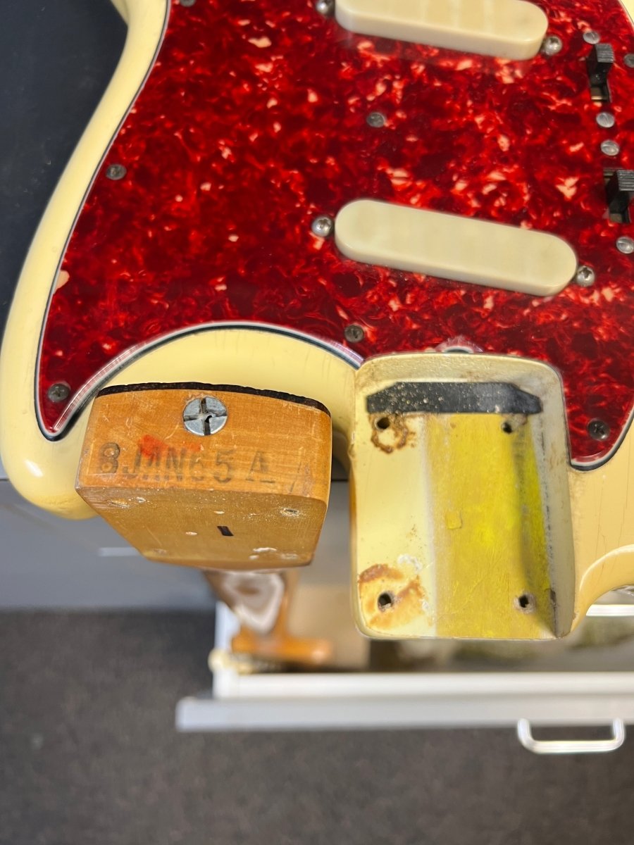 SOLD - Fender Mustang Olympic White 1965 A neck with unique fretboard - Mahar's Vintage Guitars