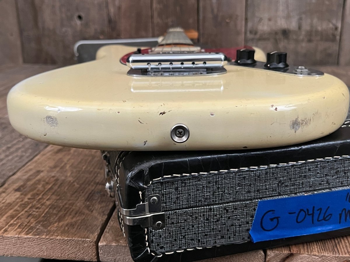 SOLD - Fender Mustang Olympic White 1965 A neck with unique fretboard - Mahar's Vintage Guitars