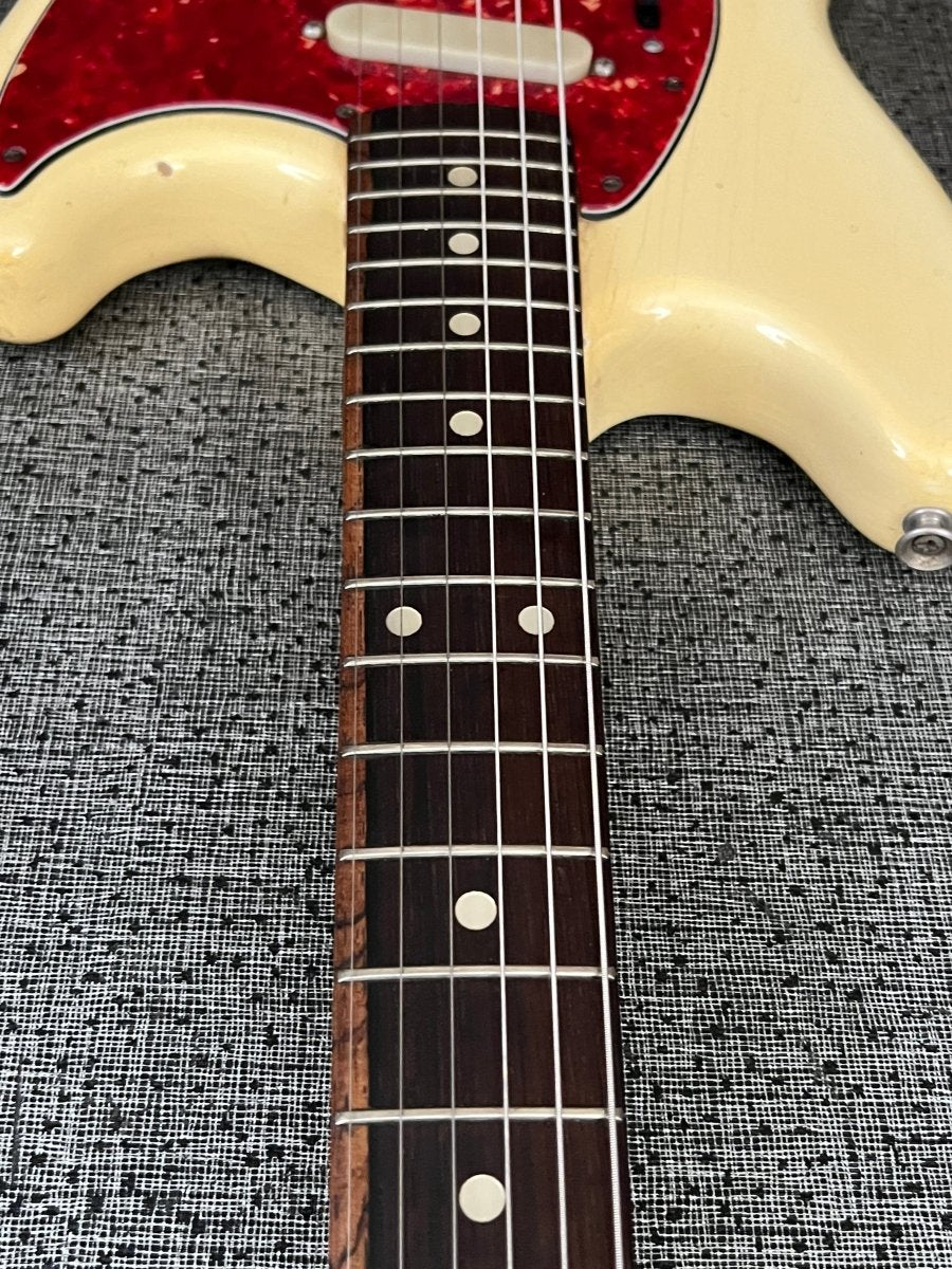 SOLD - Fender Mustang Olympic White 1965 A neck with unique fretboard - Mahar's Vintage Guitars