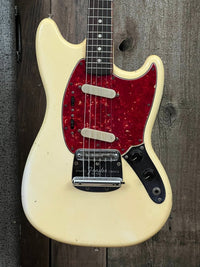 SOLD - Fender Mustang Olympic White 1965 A neck with unique fretboard - Mahar's Vintage Guitars
