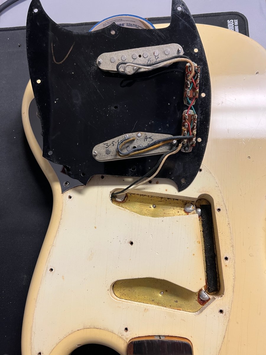 SOLD - Fender Mustang Olympic White 1965 A neck with unique fretboard - Mahar's Vintage Guitars