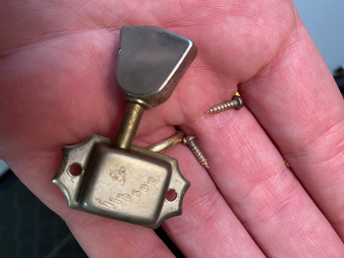 SOLD - Gibson Flying V 1982 Candy Apple Red - Mahar's Vintage Guitars