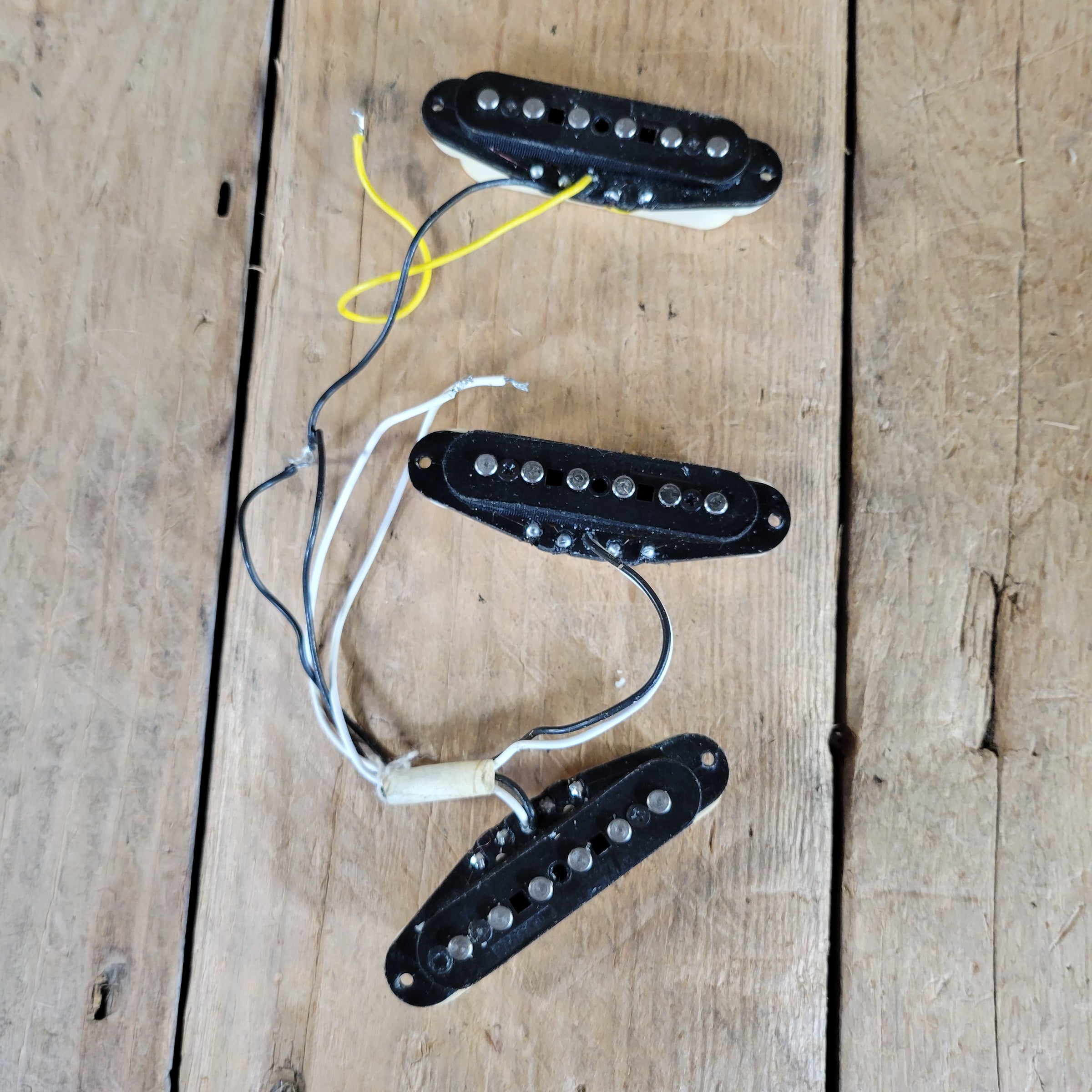 Fender Stratocaster Noiseless Pickup Set (3) with covers & Screws