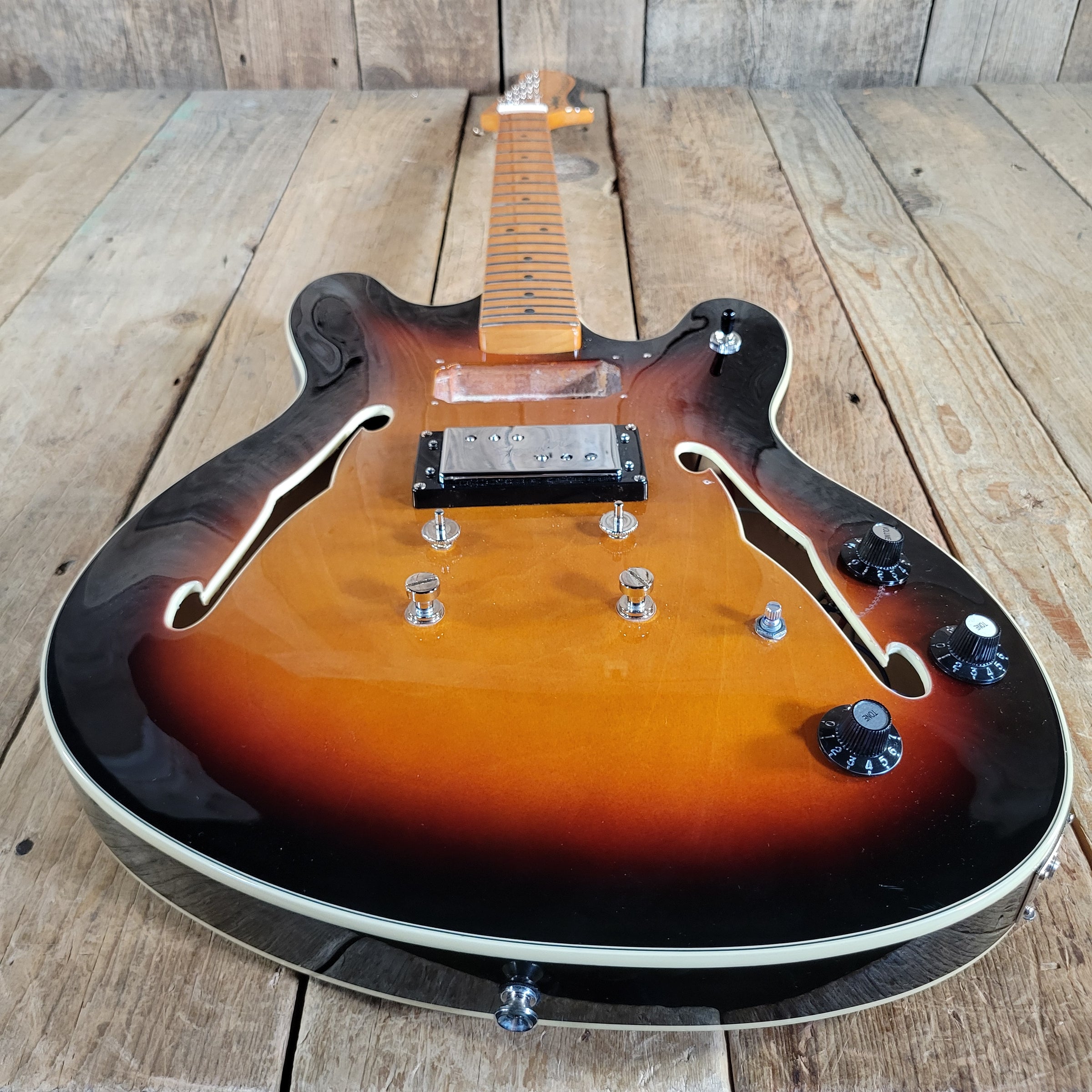 Squier Fender Classic Vibe Starcaster 2023 Semi-Hollow Guitar, poor