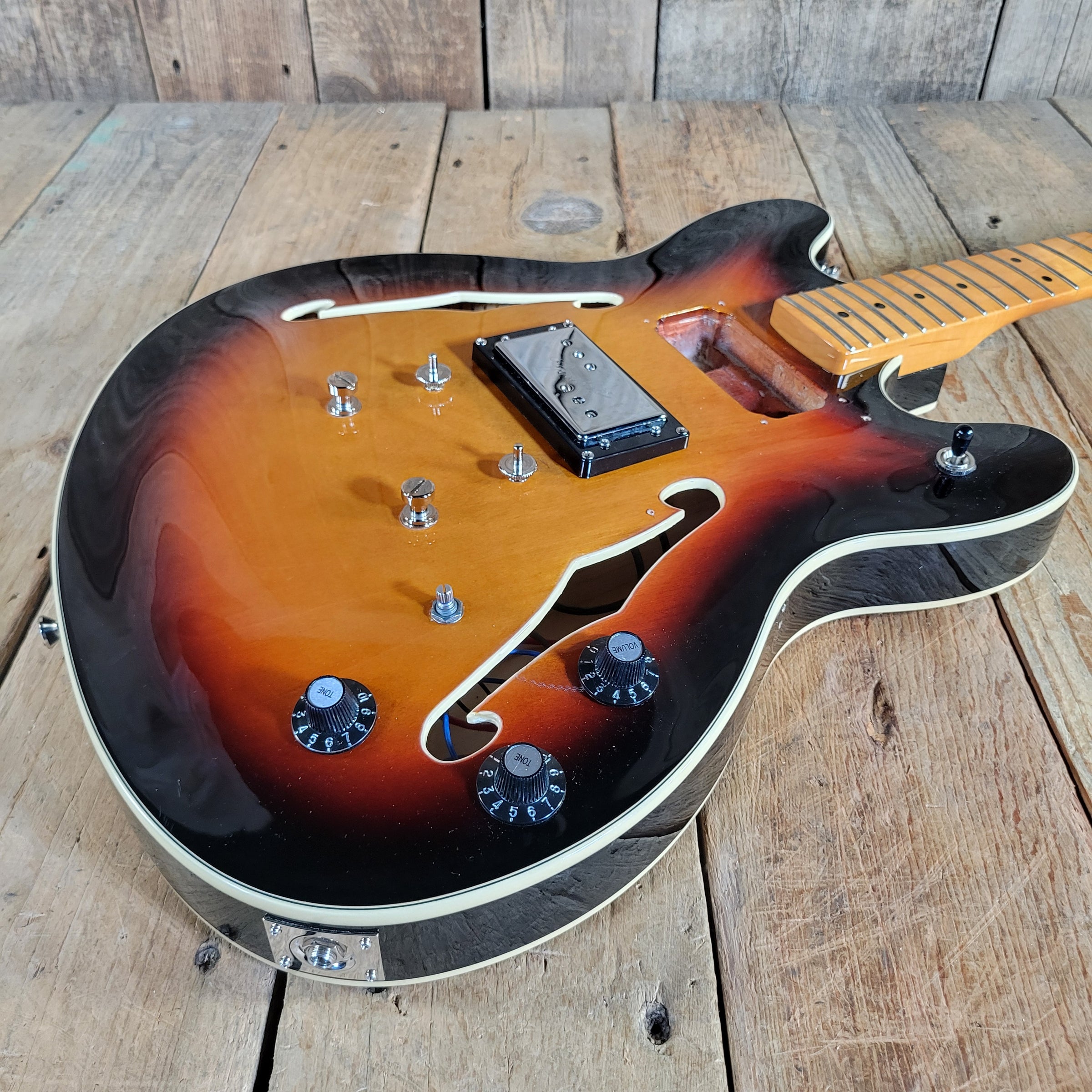 Squier Fender Classic Vibe Starcaster 2023 Semi-Hollow Guitar, poor